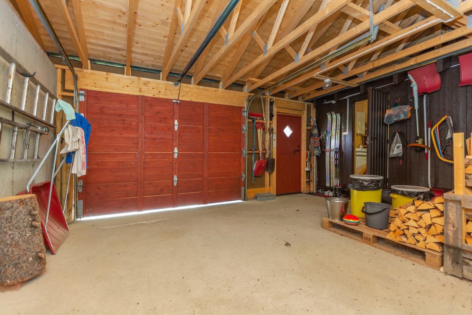 I tillegg har hytta en garasje med gjennomgang til den romslige boden Galleribilde