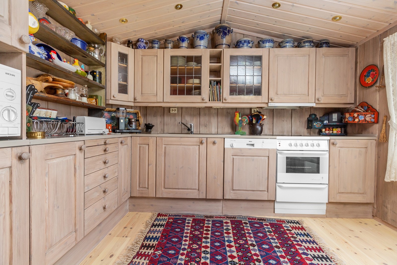 Innredning i heltre med profilerte fronter Galleribilde