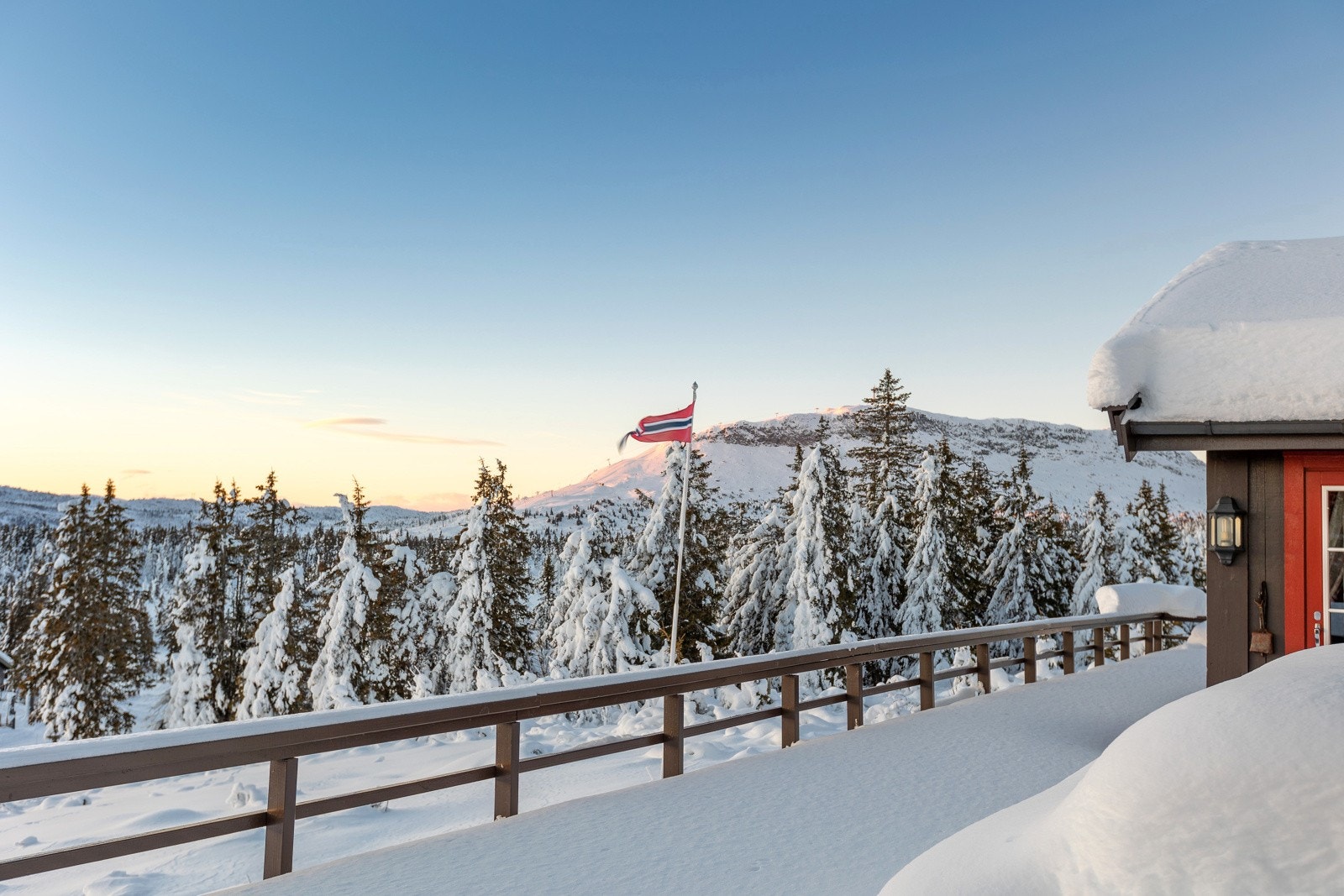 Hytta ligger usjenert til med fantastisk utsikt og meget gode solforhold Galleribilde