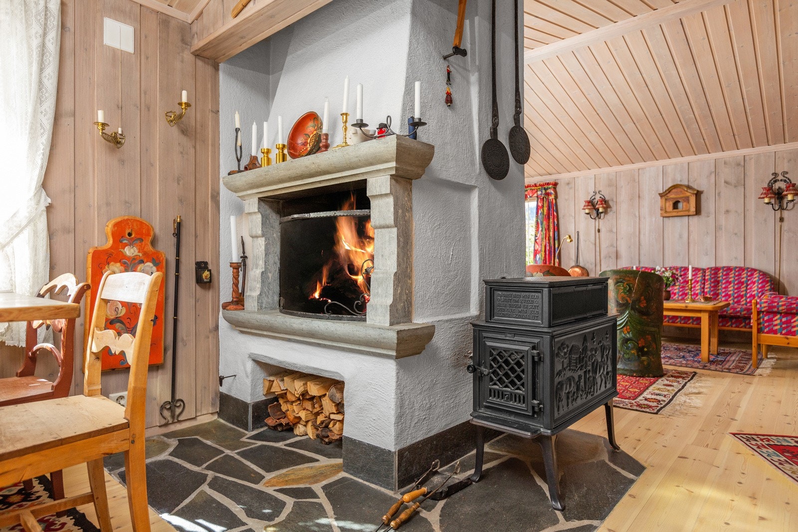 Her er det også en tilsvarende åpen klebersteinspeis som i stuen samt en vedovn i støpejern Galleribilde