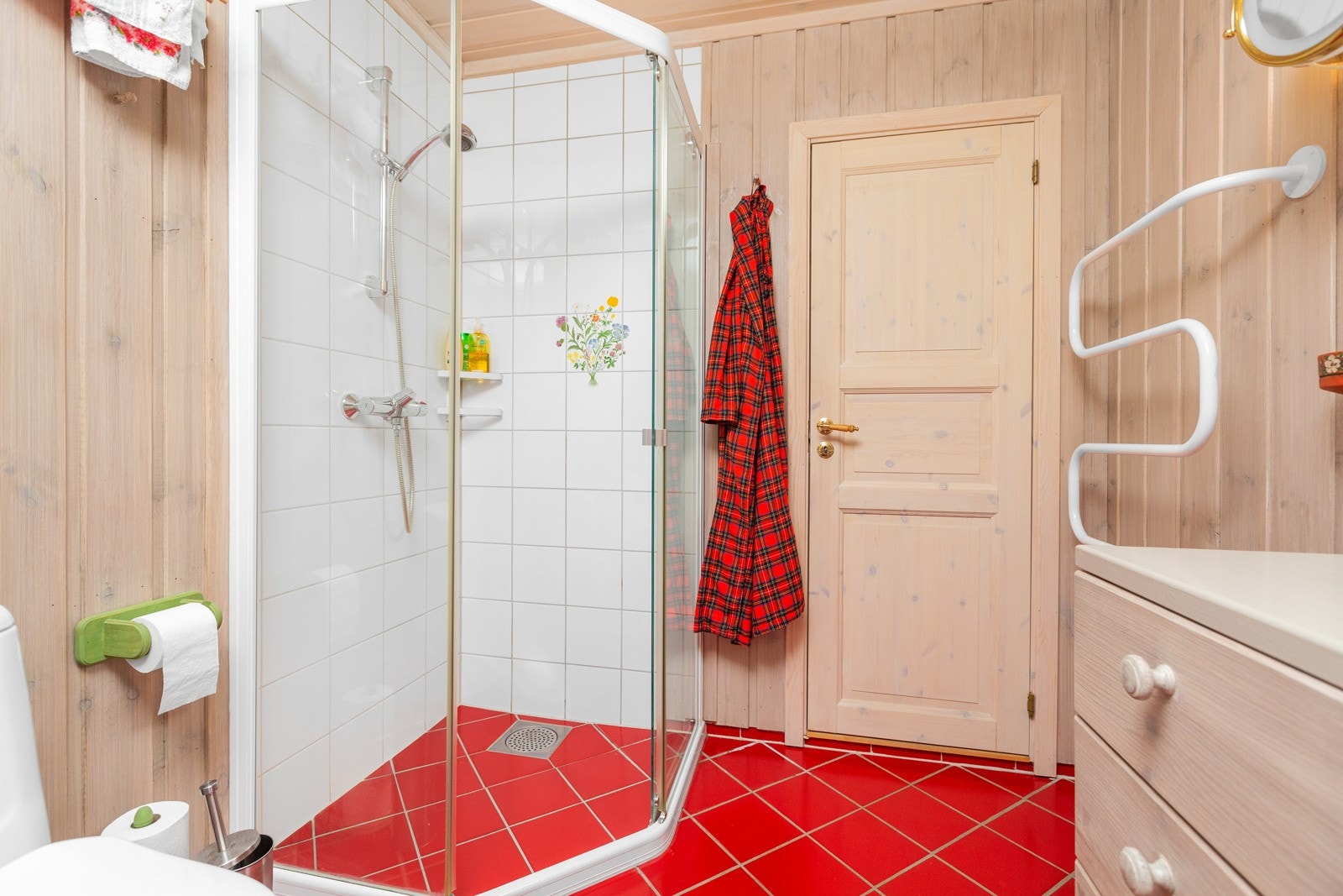 Hytta innehar to romslige bad. Begge med flislagt gulv og dusjsone. Det ene badet ligger i naturlig tilknytning til fløyen med hovedsoverommet, mens det andre ligger i motsatt fløy på hytta Galleribilde