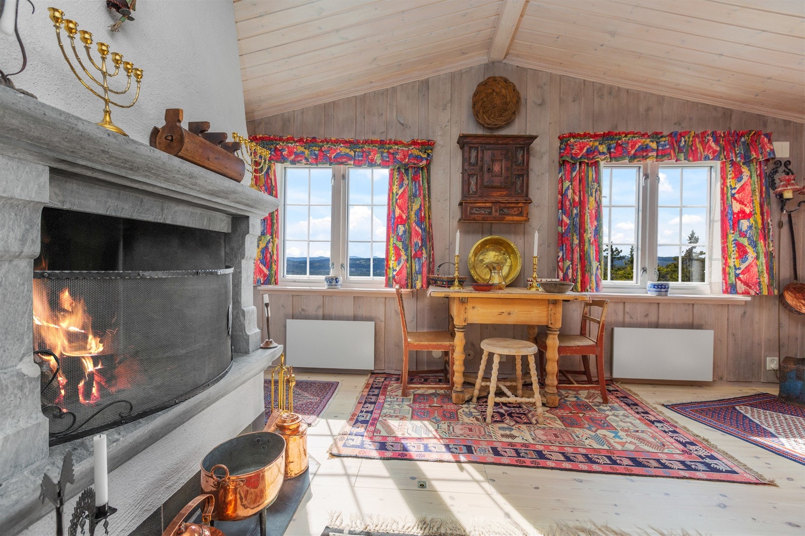 En flott åpen klebersteinspeis er selve midtpunket i hytta og gir god varme og hyggelig atmosfære på kalde vinterkvelder Galleribilde