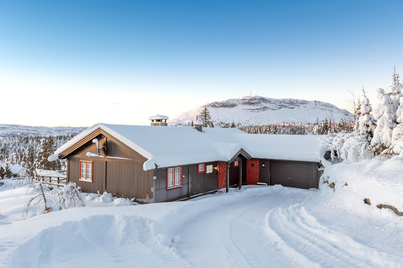 En pen og velholdt hytte med meget attraktiv beliggenhet høyt og fritt på Sør-Skei Galleribilde