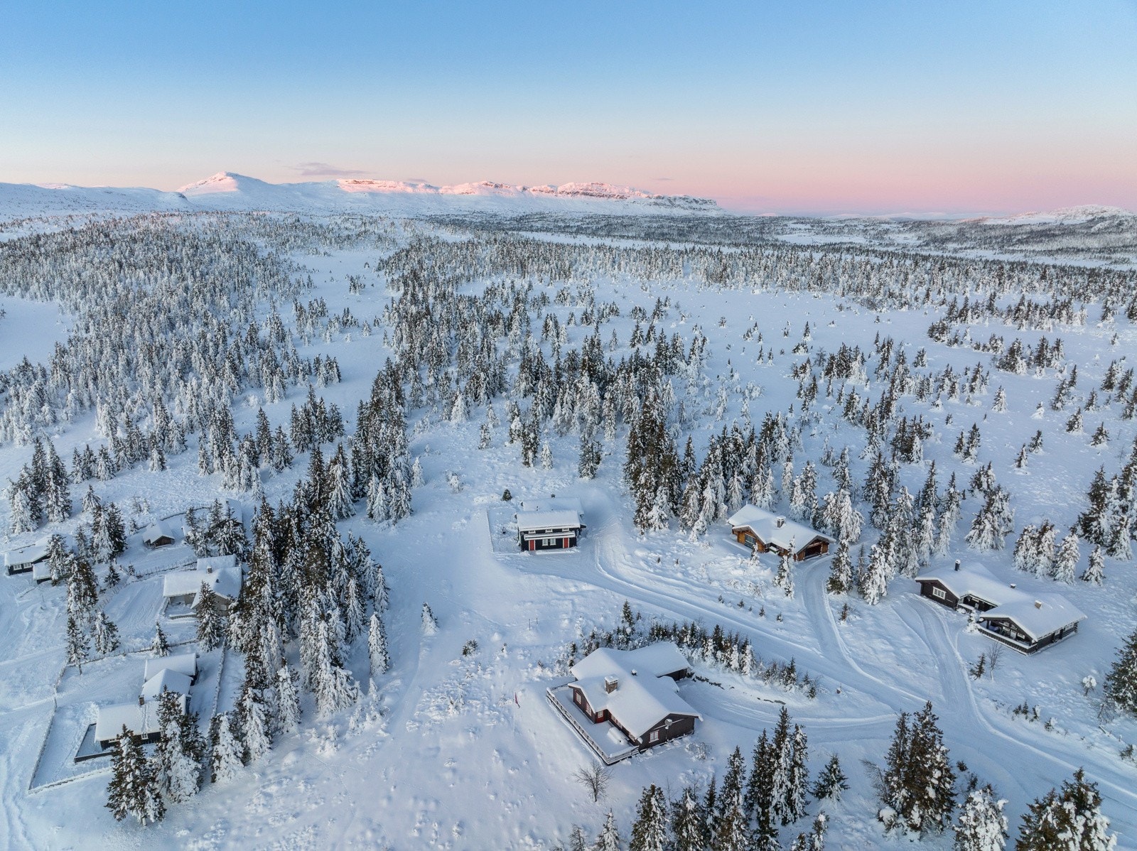 Naturskjønt beliggende øverst i veletablert og meget populært hytteområde på Skeikampen. Galleribilde