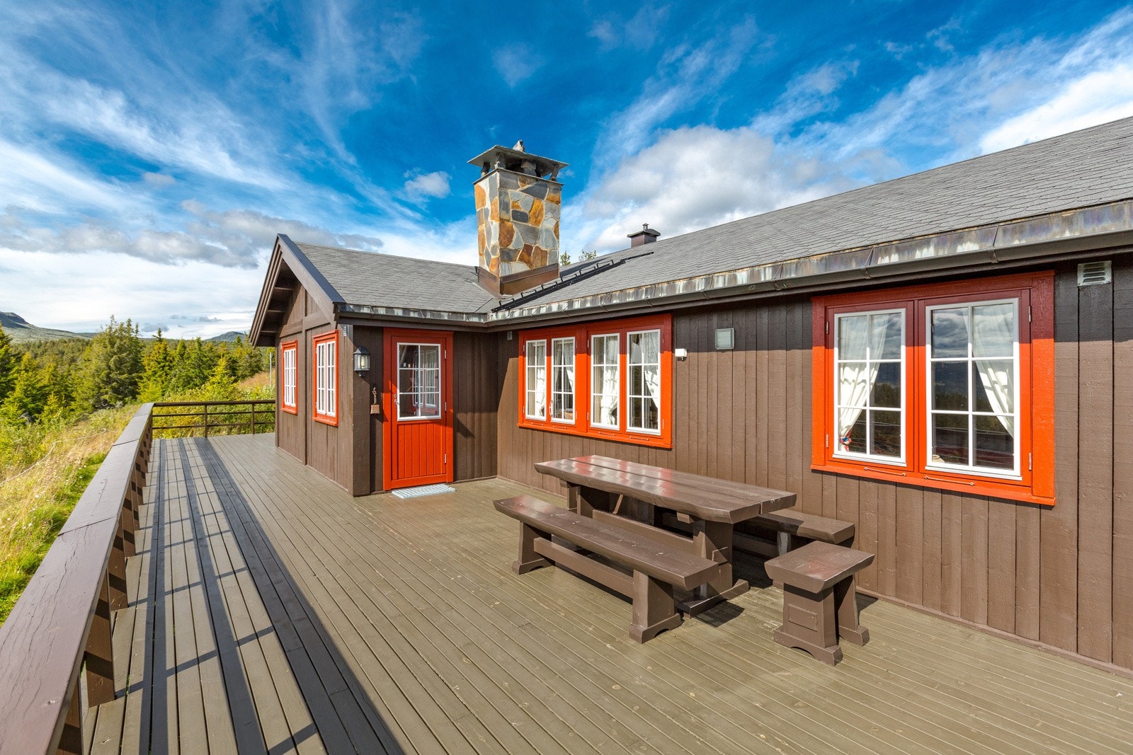 Fra stuen er det flott utsikt og utgang til en stor terrasse med meget gode solforh Galleribilde