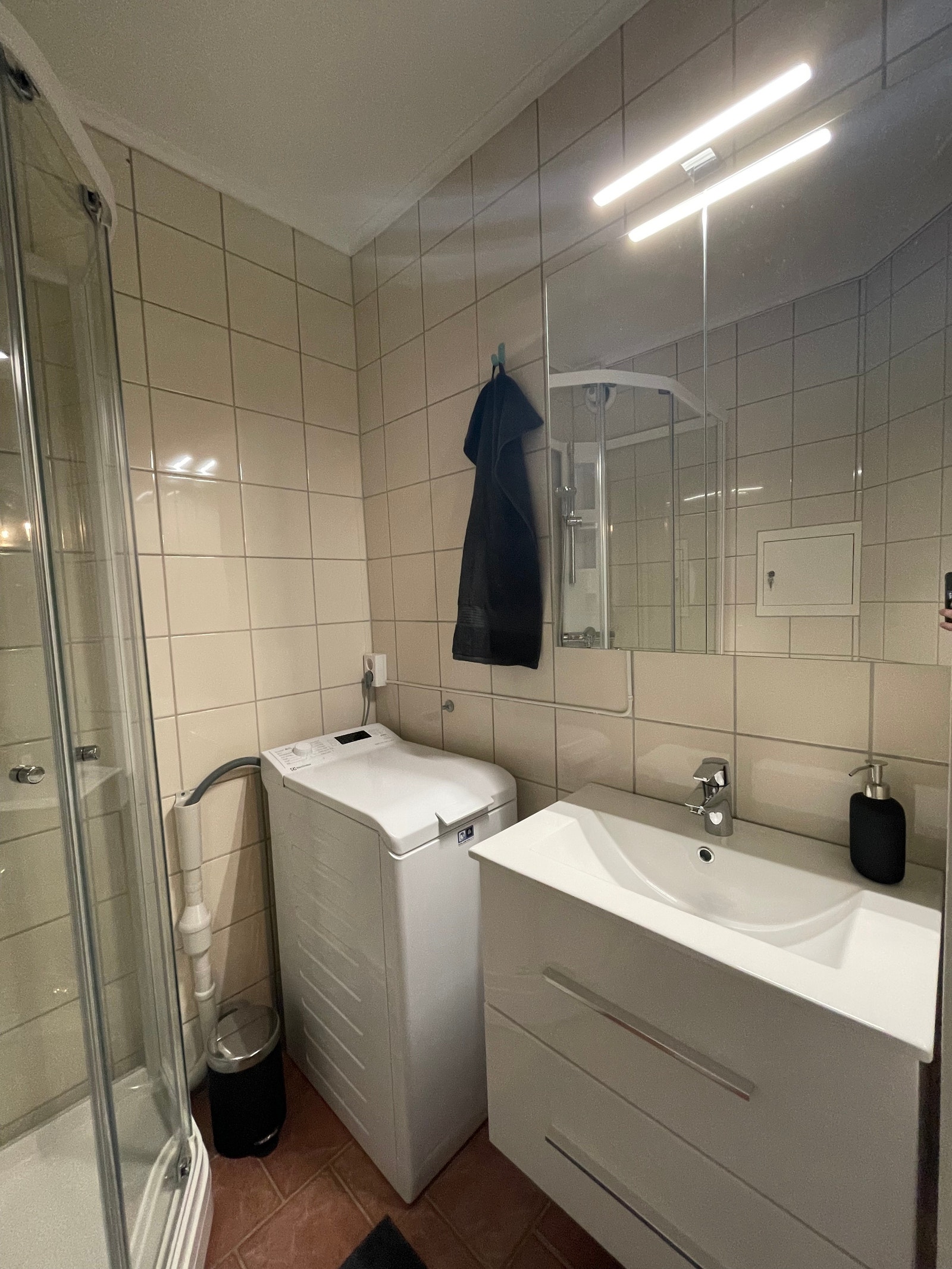 Baderom med fliser på gulv og vegger Galleribilde