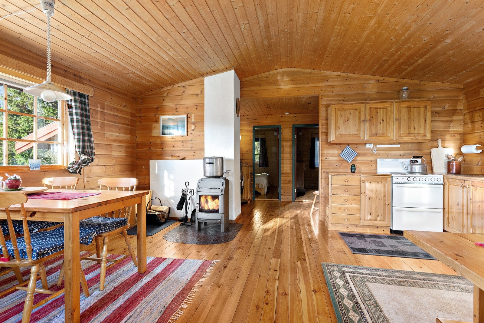 Åpen kjøkken/stueløsning. Vedovn montert. Galleribilde