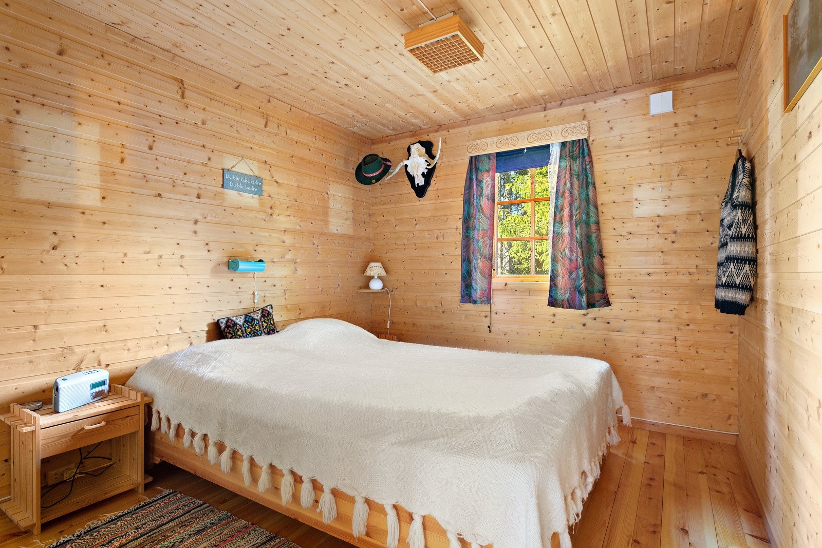 Soverom 1. Dette soverommet har plassbygde garderobeskap. Galleribilde