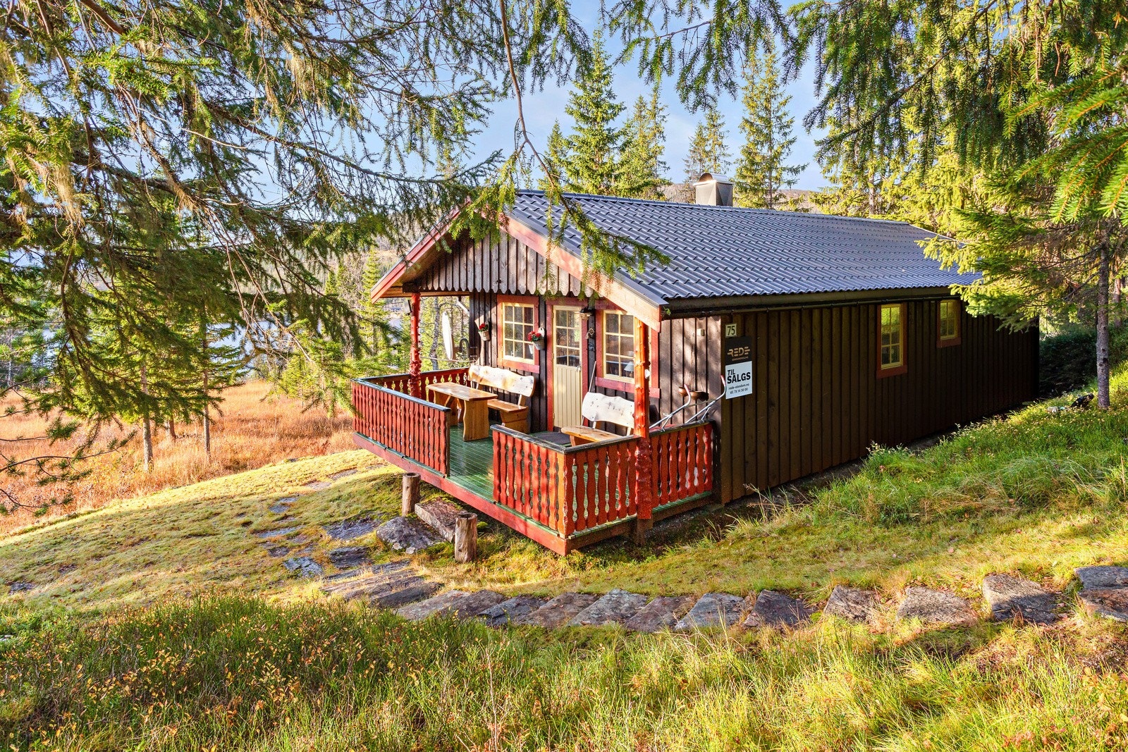 Trapp ned fra privat veg til hytta. Man kan kjøre nesten helt frem til hytta på sommeren. Veien blir ikke brøytet gjennom vinteren. Galleribilde