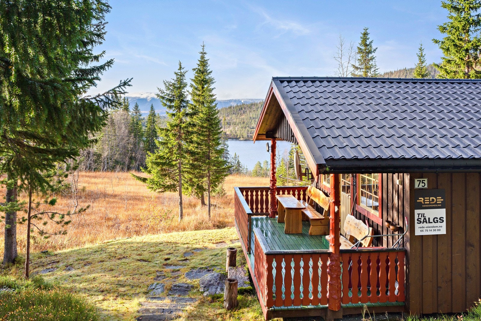 Terrasse på ca. 12 m2. De solide tremøblene på terrassen medfølger i salget. Når man sitter på terrassen hører man som regel småfuglene og ser ekorn i trærene. Riktig hytteidyll. Galleribilde