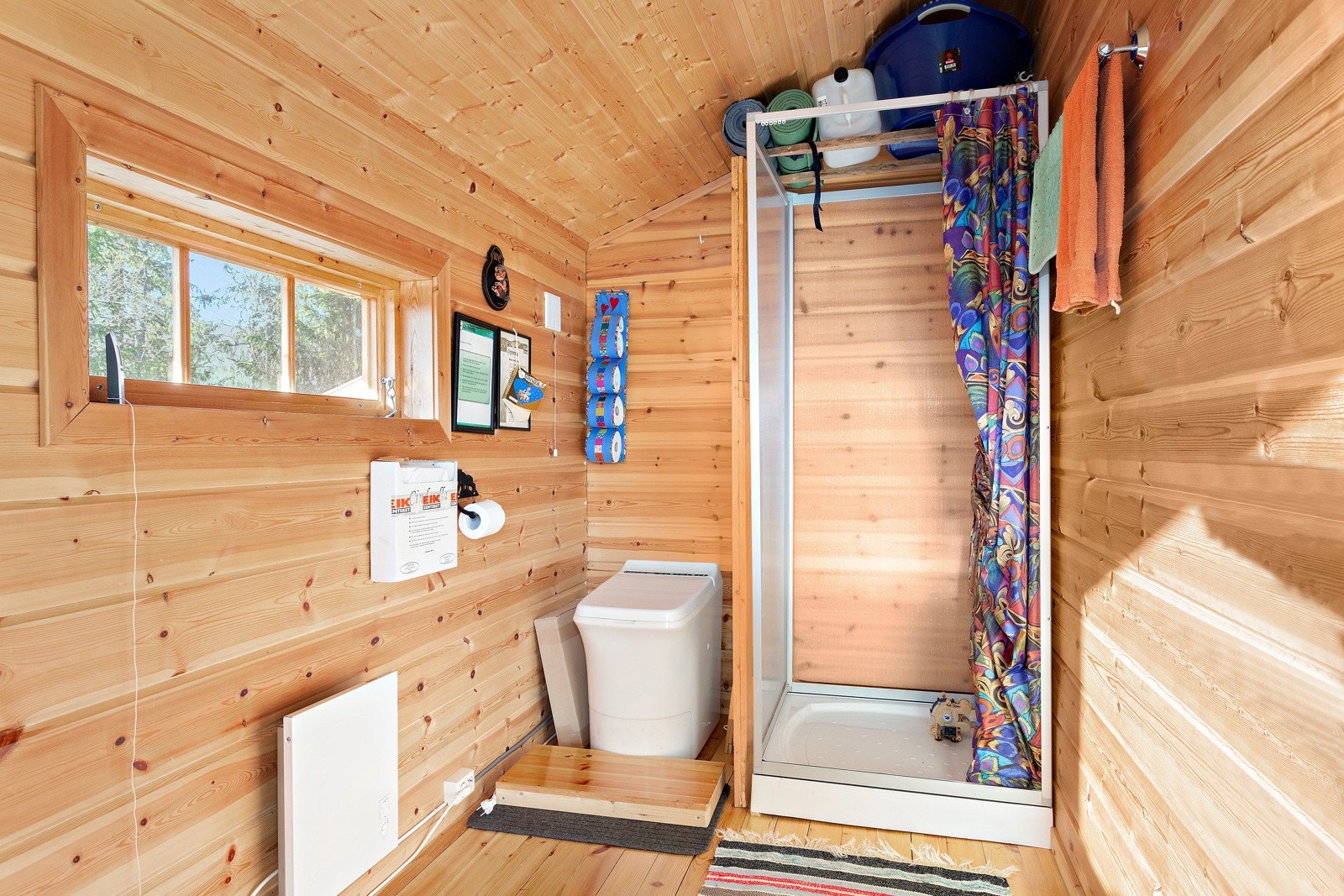 Ved inngangspartiet finner man denne praktiske uteboden/toalettromet. Fryseskapet står i dette rommet. Galleribilde