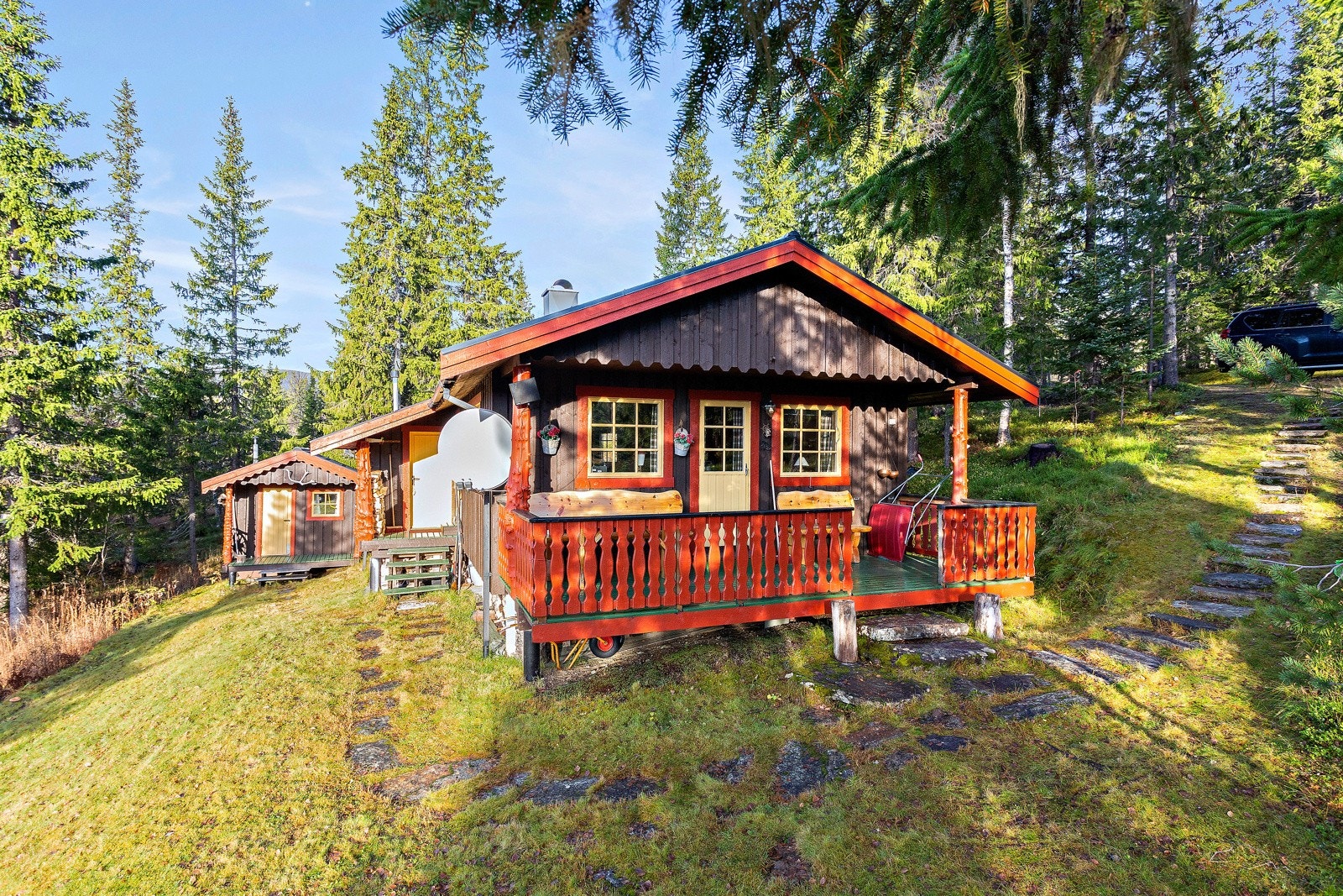 Velkommen til denne koselige hytta ved Tomasvatnet i Grane Kommune. Hytte og uthus. Galleribilde