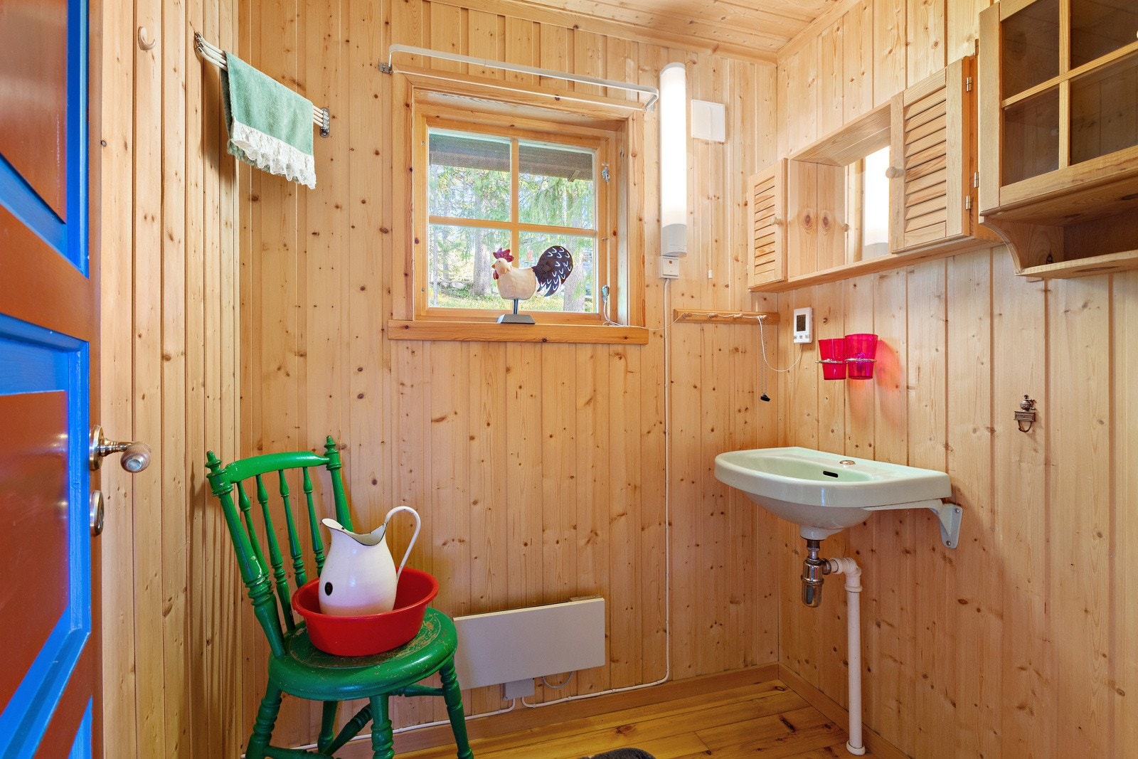 Vaskerom. Det er ikke innlagt vann. Det er en brønn like ved hytta. Vann til kjøkken, bad og dusj hentes i brønnen. Galleribilde