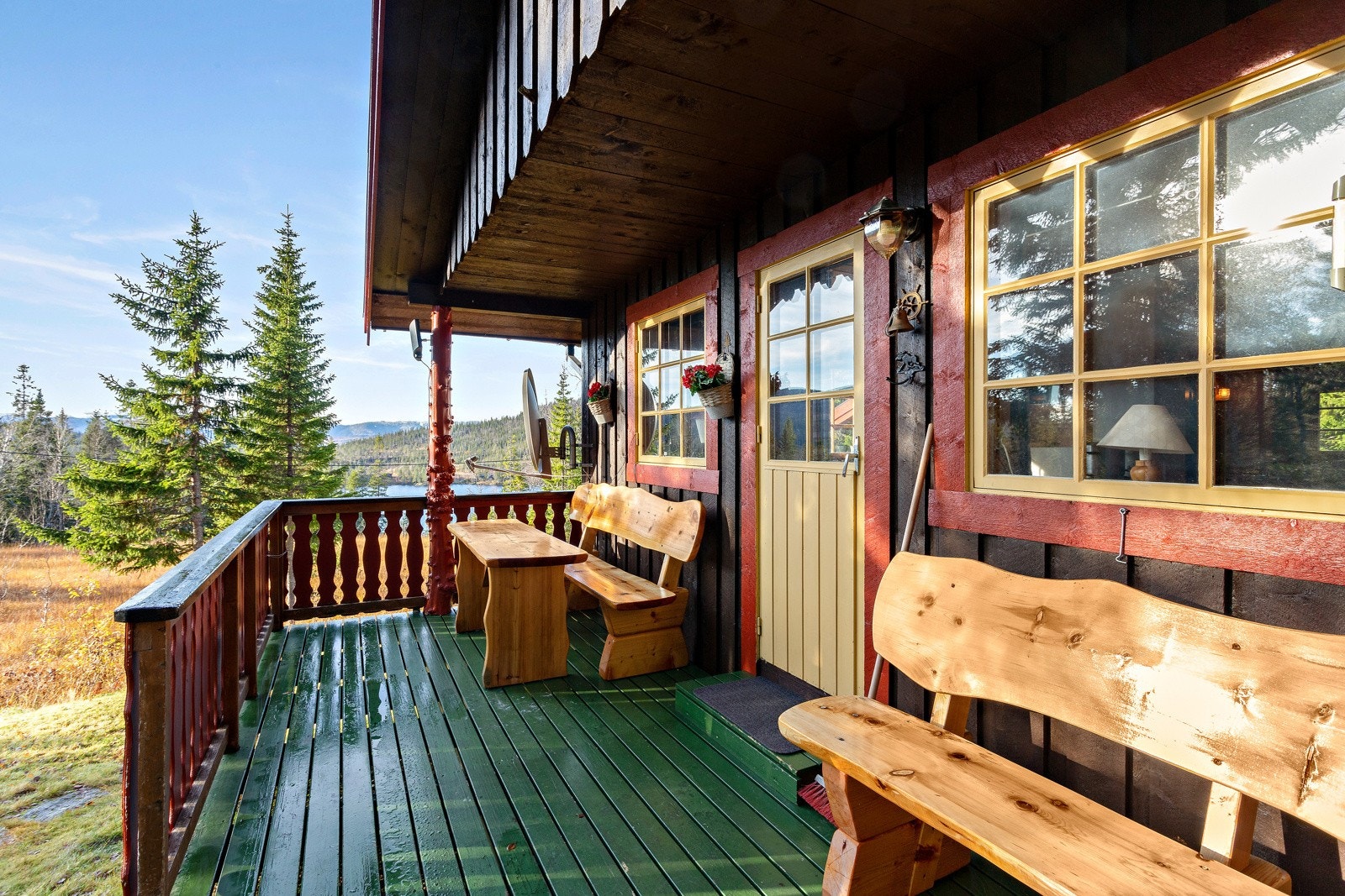 Terrasse på ca. 12 m2 med dør ut fra stue/kjøkken. Fin plass for hygge både sommer og vinter. Galleribilde