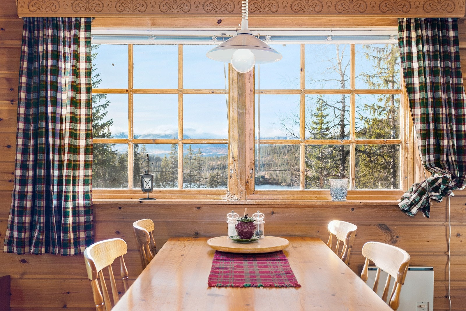 Utsikt. Hytta er en typisk fjellhytte som ligger fint til og har potensiale. Galleribilde