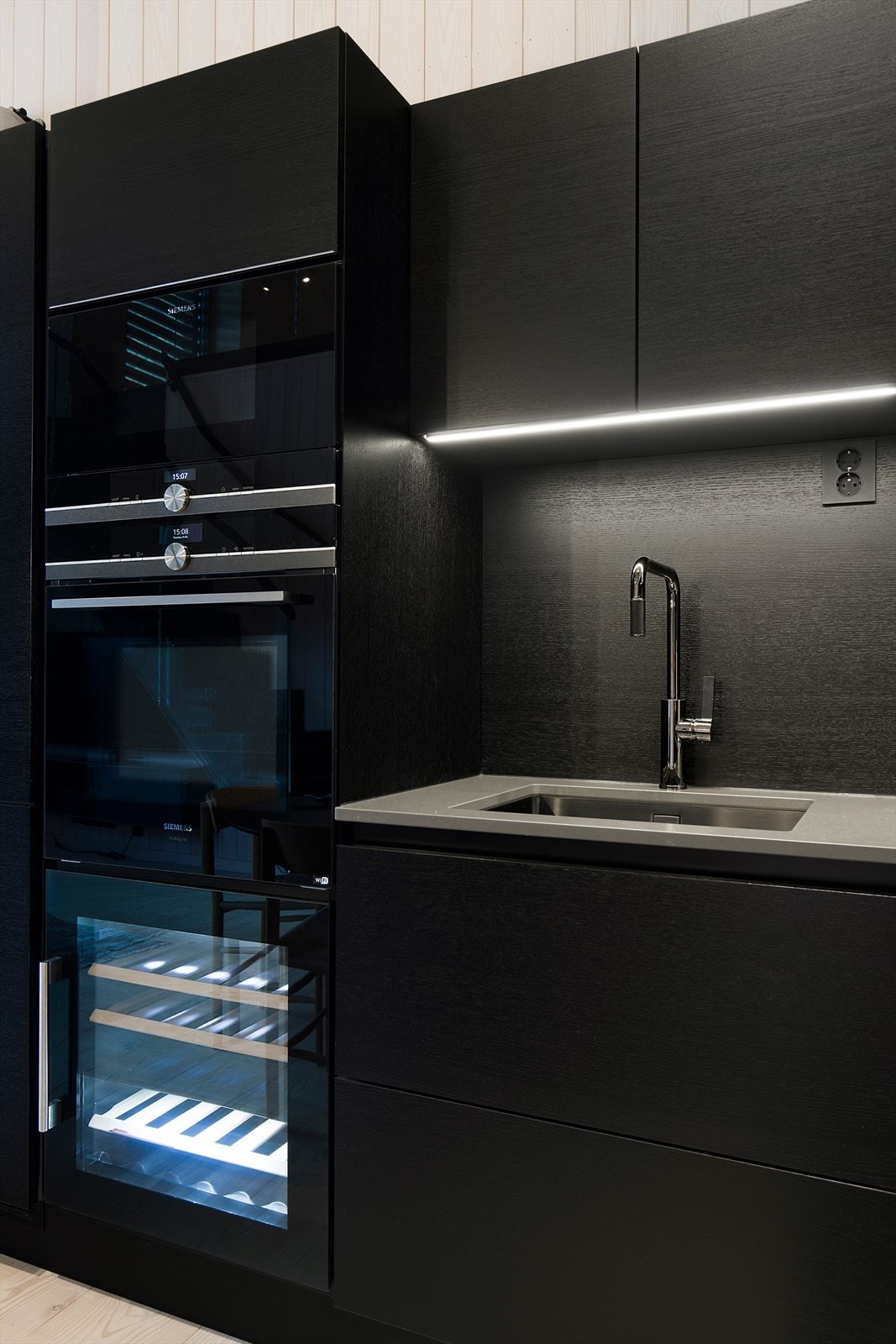 Integrerte hvitevarer med vinskap. Galleribilde