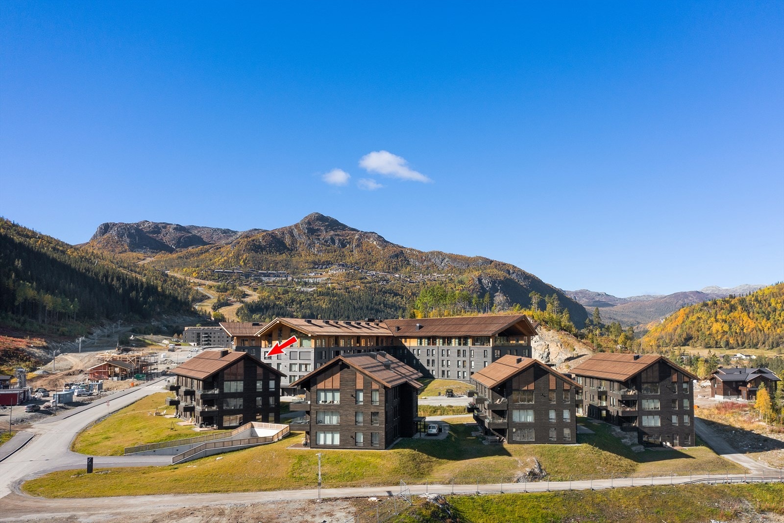 Leiligheten markert med rød pil. Galleribilde