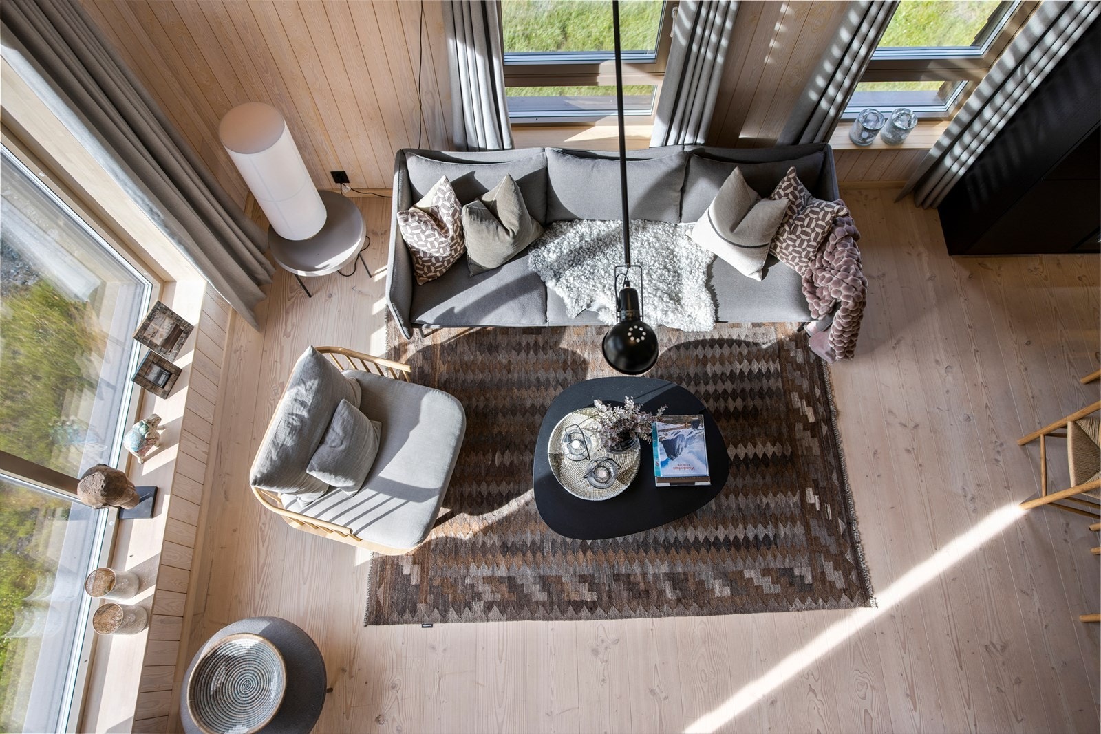 Enorm takhøyde i stue og kjøkken som en svært god romfølelse og mye naturlig lys. Galleribilde