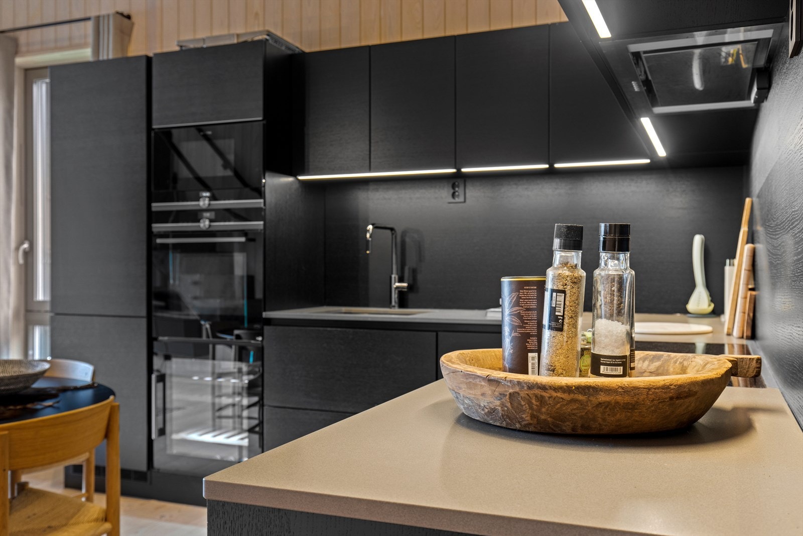 Lekker komposittplate som matcher de mørke detaljene. Galleribilde