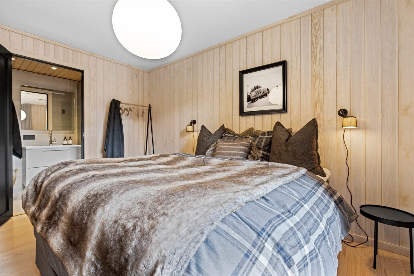 Mastersoverom med en suite bad. Galleribilde