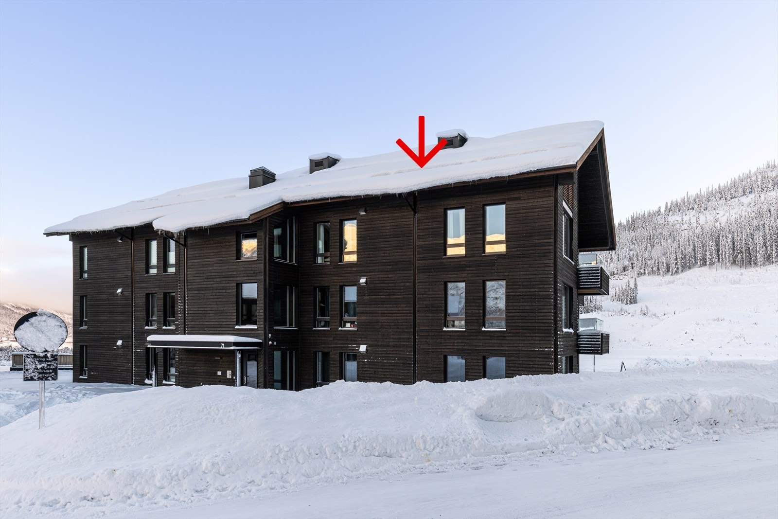 Leiligheten markert med pil. Toppleilighet over 2 plan med nydelig beliggenhet. Galleribilde