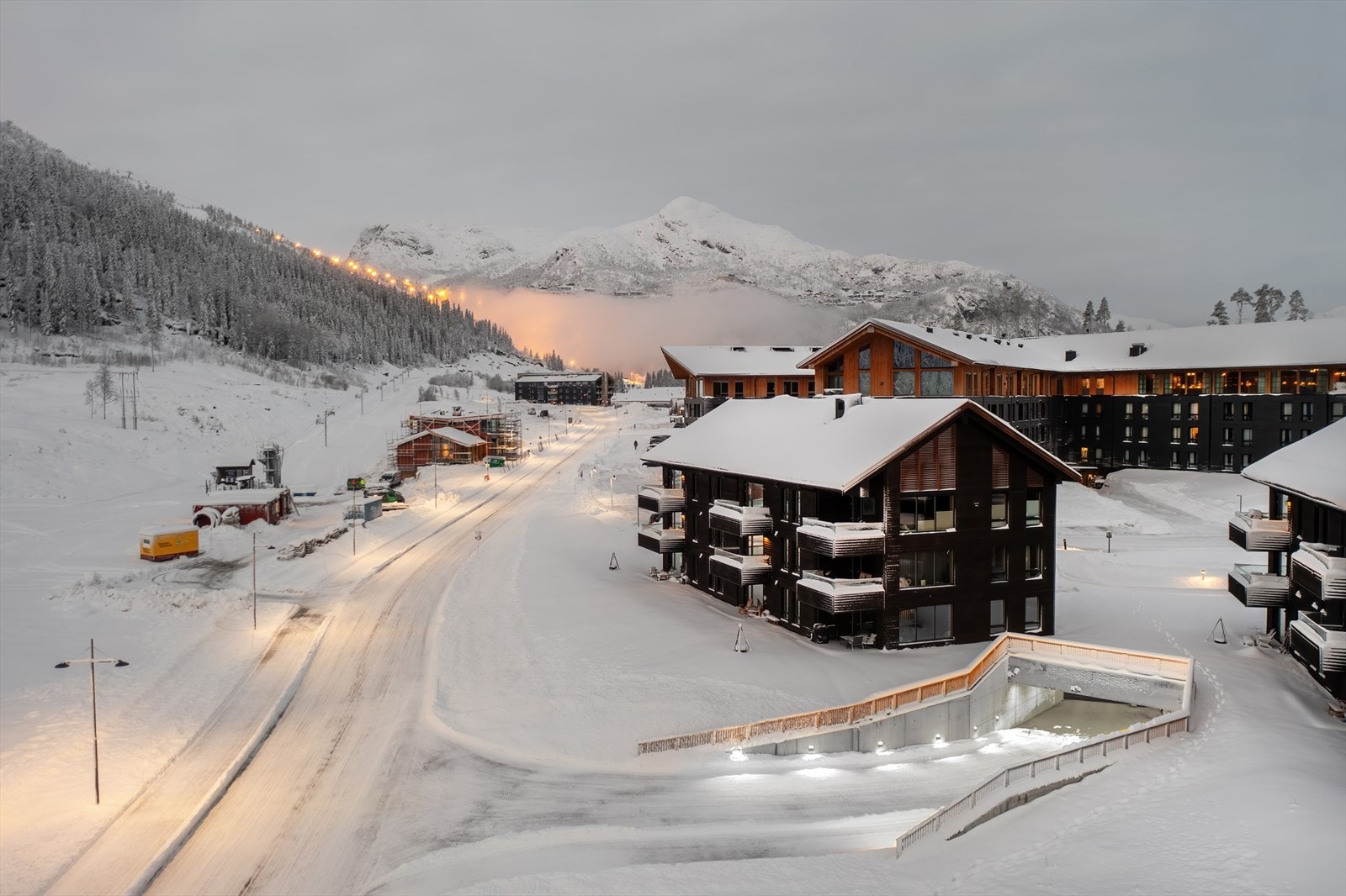 Bilen parkerer du i garasjeanlegg under bygget. Heis til etasjeplan fra kjeller. Galleribilde