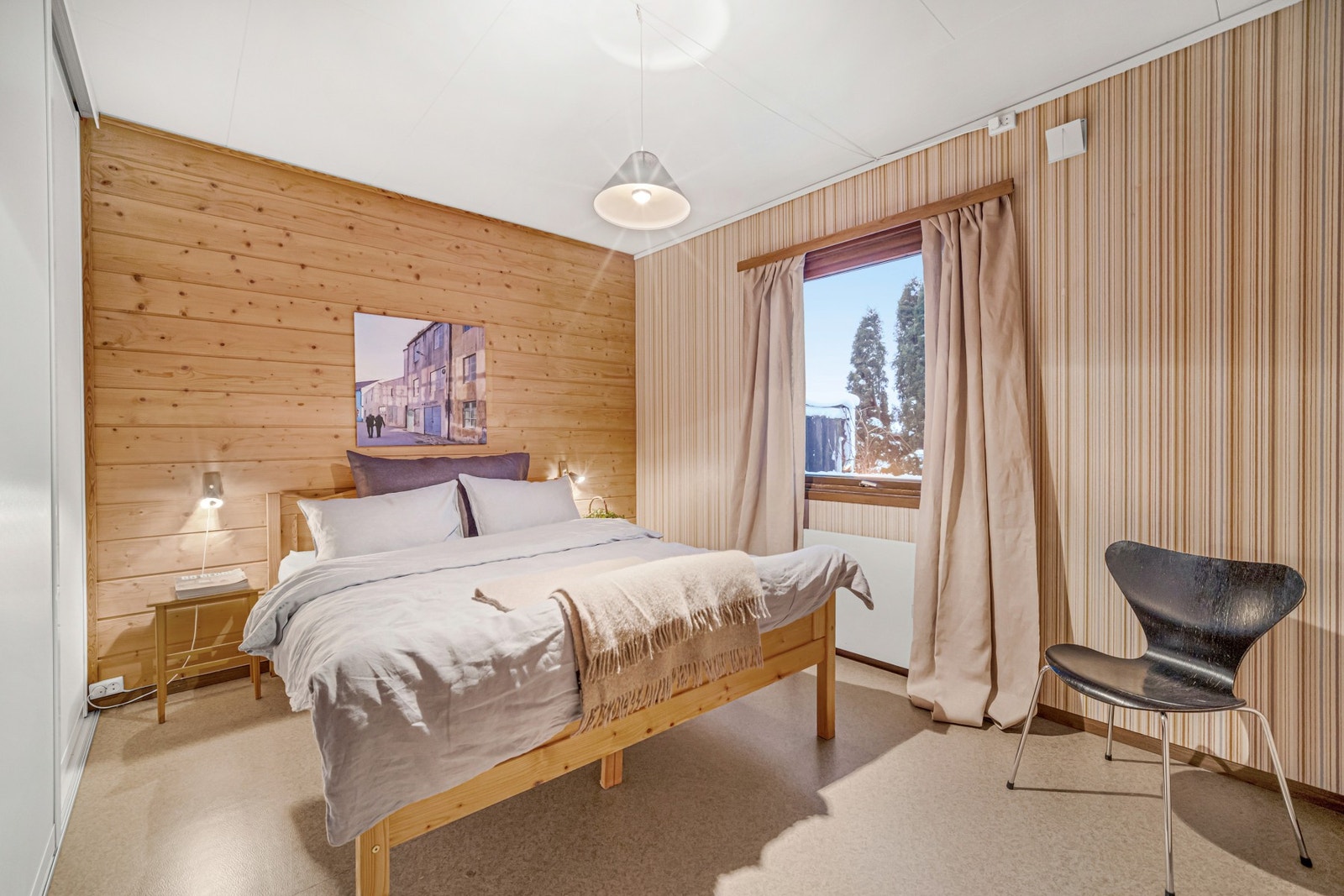 Romslig hovedsoverom med skyvedørsgarderobe. Galleribilde