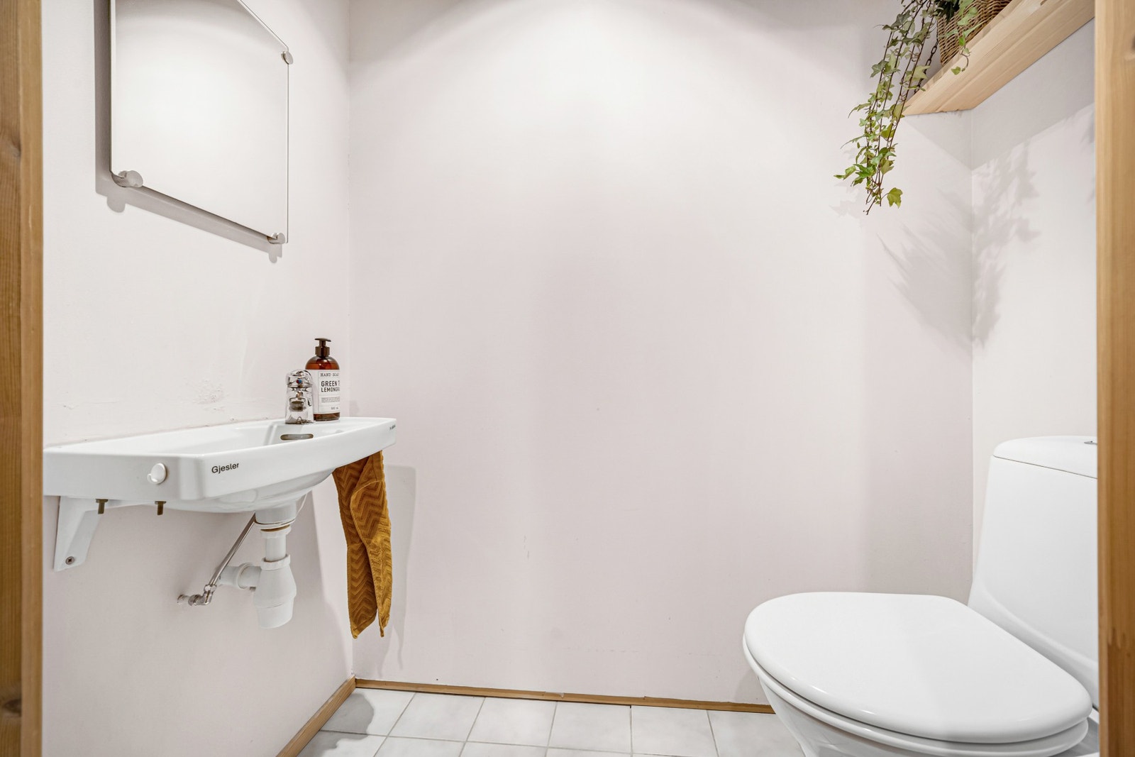 Separat toalett på hovedplan Galleribilde
