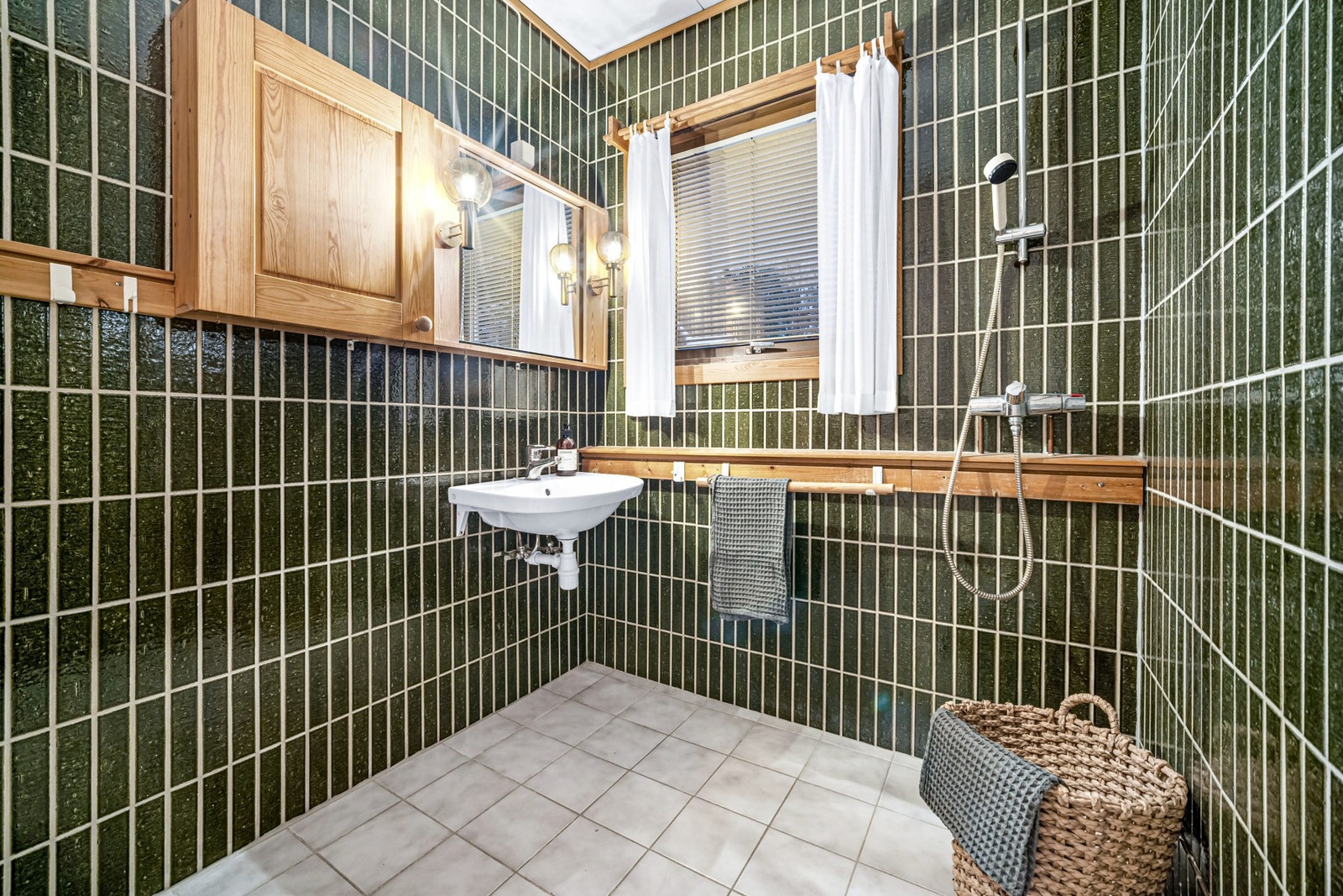 Flislagt baderom på hovedplan. Galleribilde