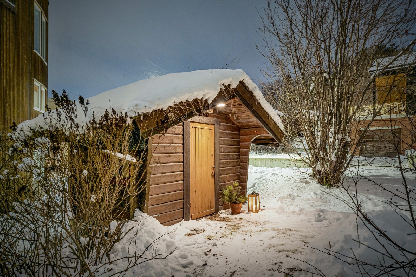 Sjarmerende lite uthus med lagringsplass. Galleribilde