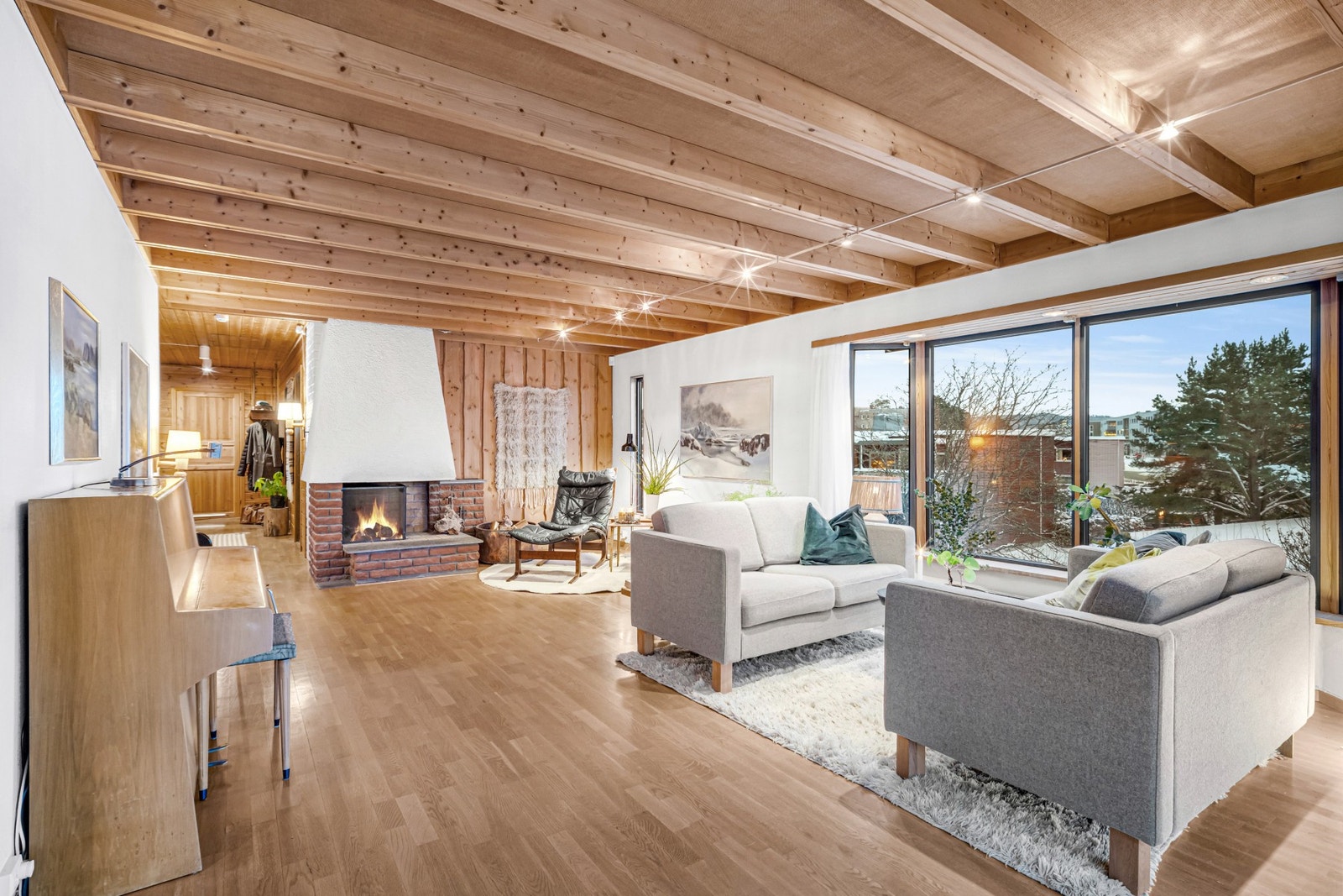 Her får du en innholdsrik familiebolig over to plan med veranda og garasje. Galleribilde