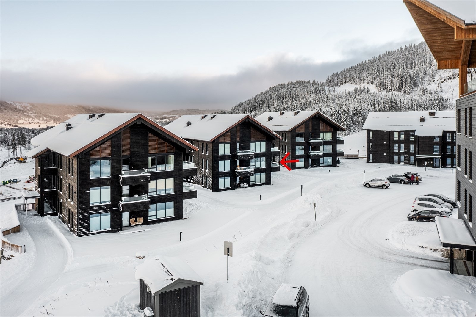 Leiligheten markert med rød pil. Galleribilde