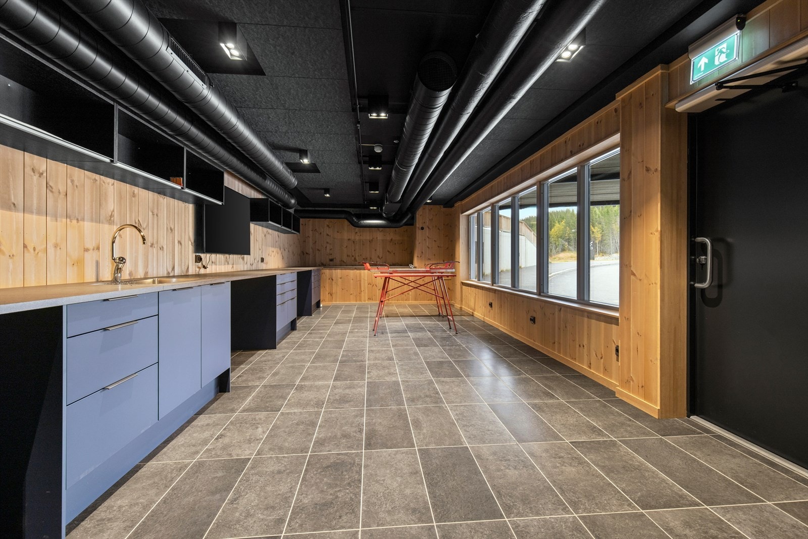 Smørelounge/sykkelverksted i sameiet der du kan preppe skiene dine eller gjøre vedlikehold av annet friluftsutstyr. Galleribilde