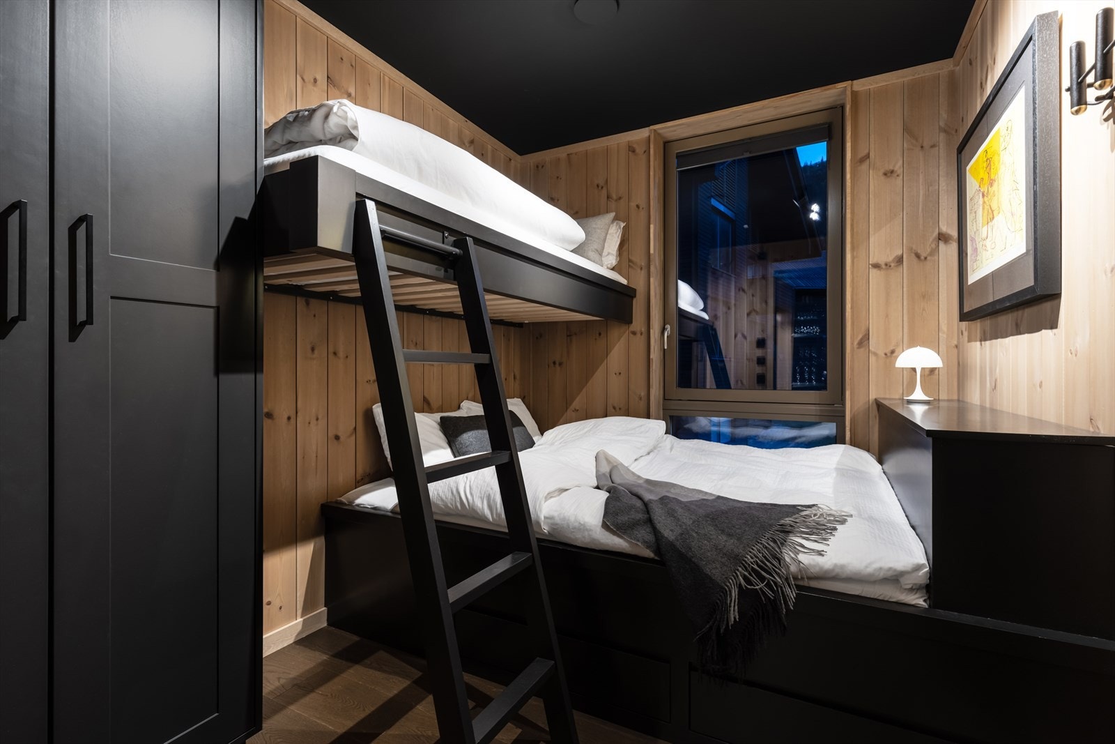 Gjestesoverom 2 og 3 er begge oppgradert med plassbygde senger og garderobeløsning i samme fargekode dempet sort som innerdører og tak. Galleribilde