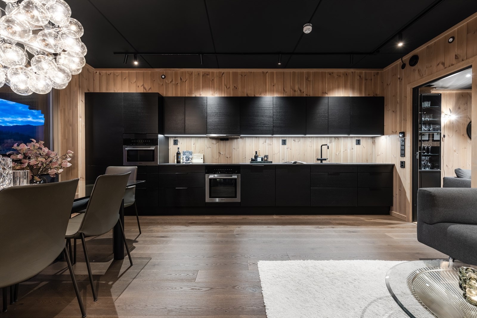 Kjøkkenet er oppgadert fra prosjektets standard løsning med fronter og hvitevarer. Galleribilde