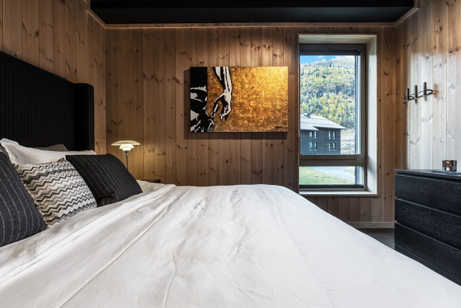 Start dagen med hyggelig utsikt mot Totten og Fyri-heisen som bare er 100 meter fra leiligheten. Galleribilde