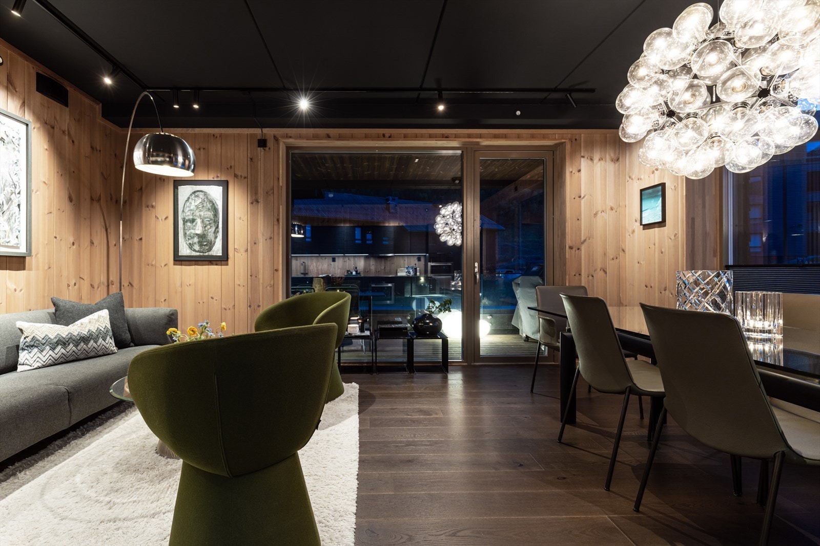 Åpen stue/kjøkken løsning med god plass til innredning av ulike soner. Galleribilde