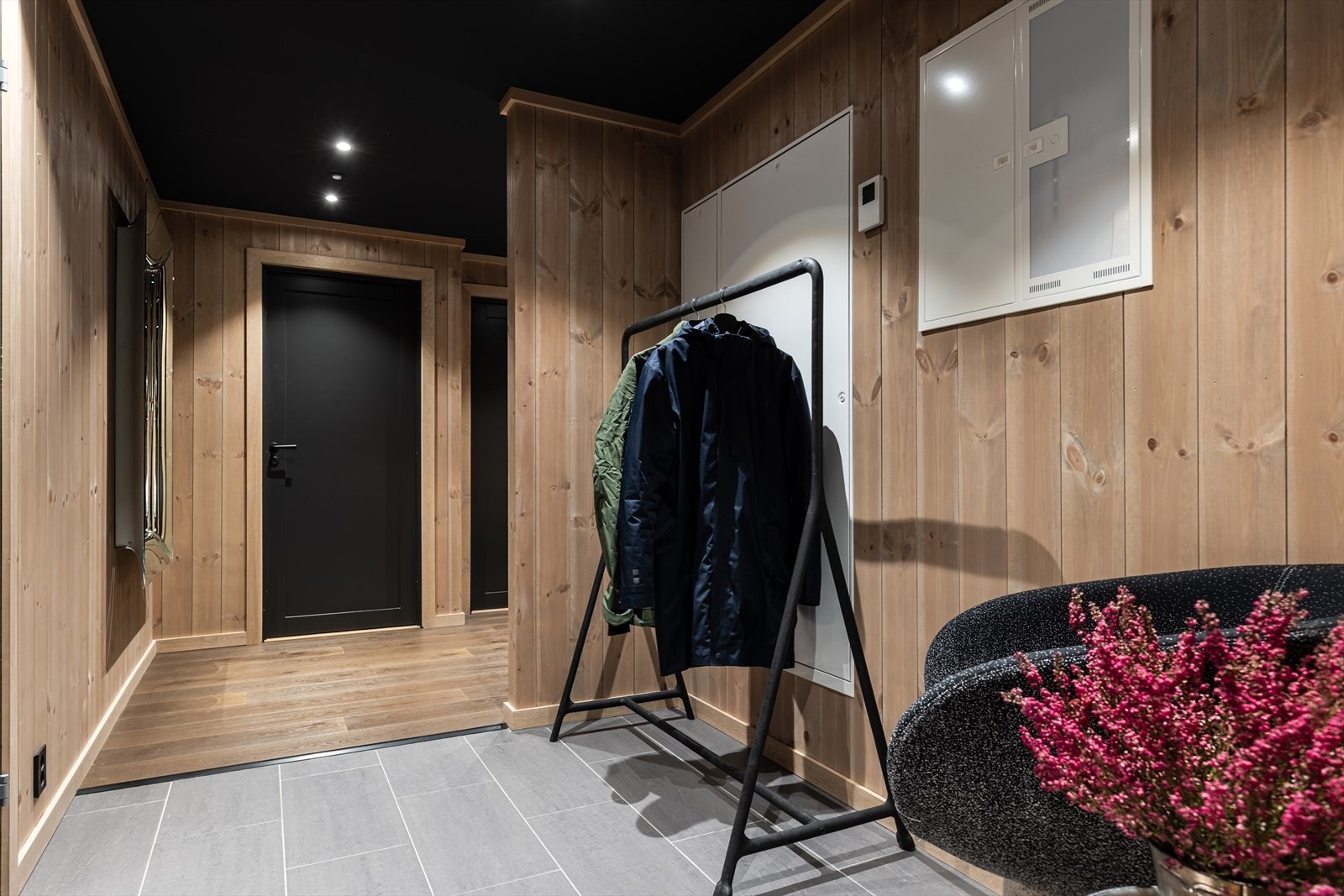 I inngangspartiet er det god plass til skyvedørsgarderobe som dekker alle tekniske skap. Løsning for dette er tegnet, men ikke bestilt. Galleribilde