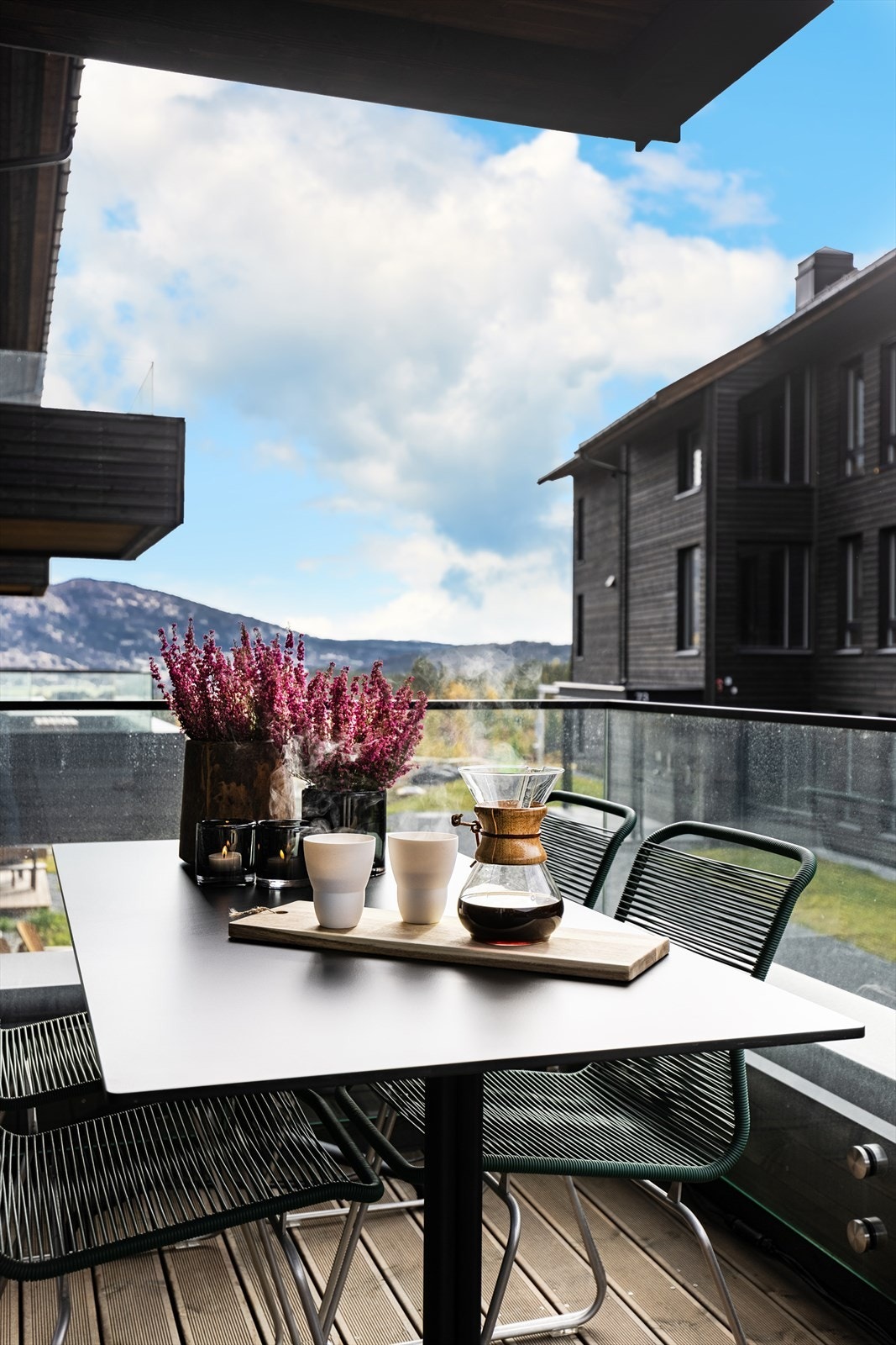 På balkongen kan du nyte utsikten til de heftige fjellene rundt din nye leilighet. Galleribilde