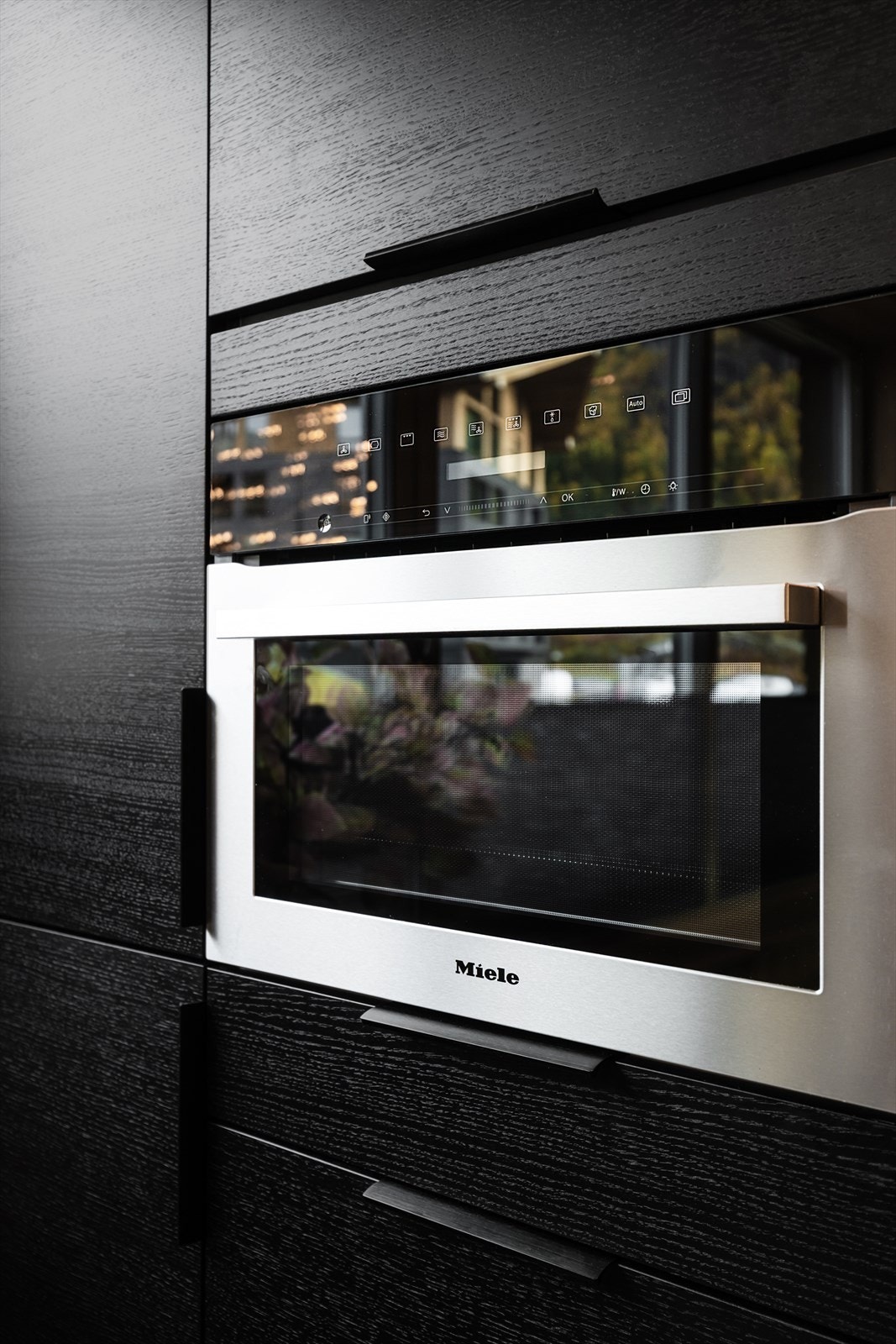 Kjøkkenet er oppgradert med ekstra Miele kombiovn med varmluft- og mikrobølgefunksjon. Galleribilde