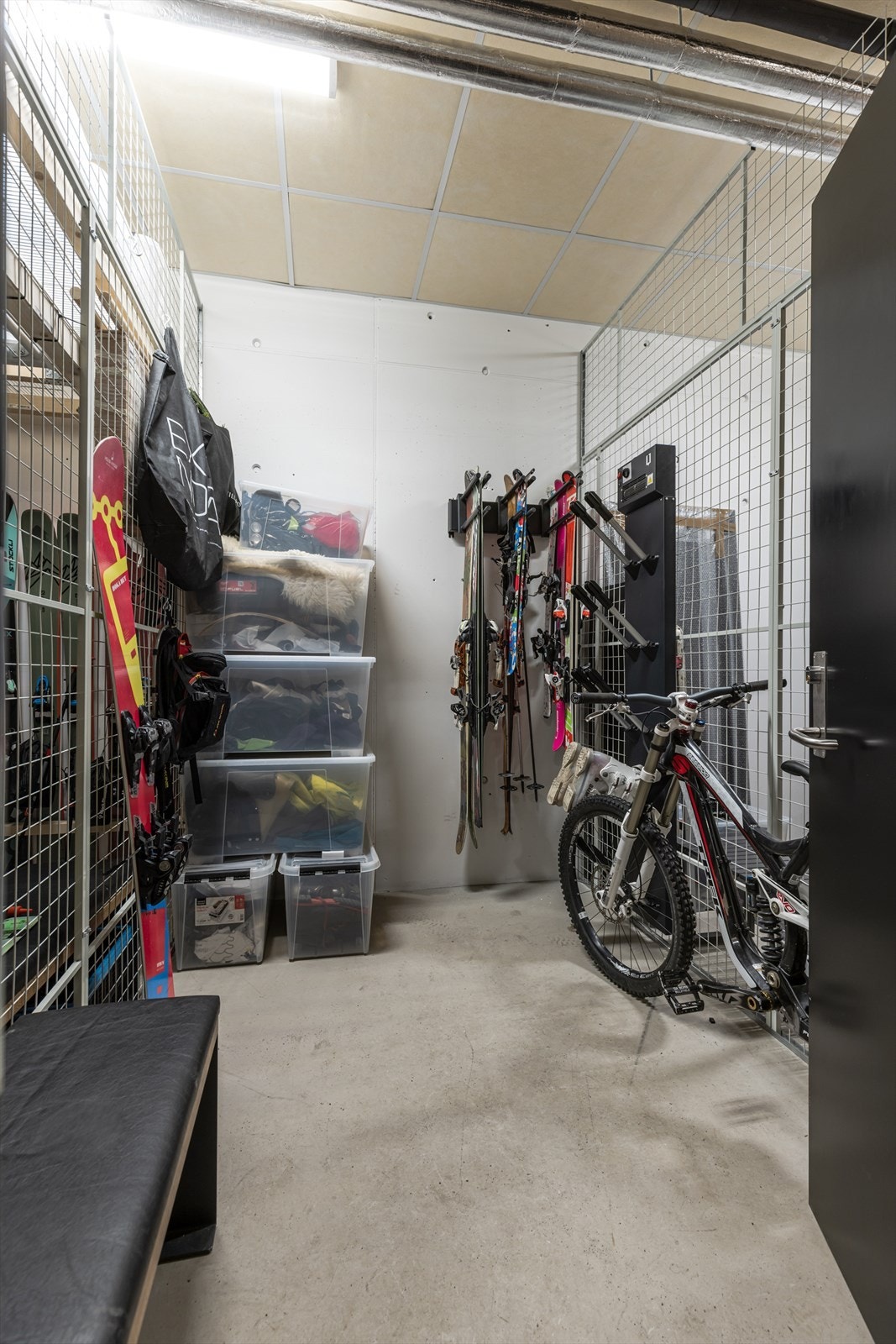 Egen bod i sluse mellom leiligheten og garasje. Innredet med skirack og støveltørker. Galleribilde