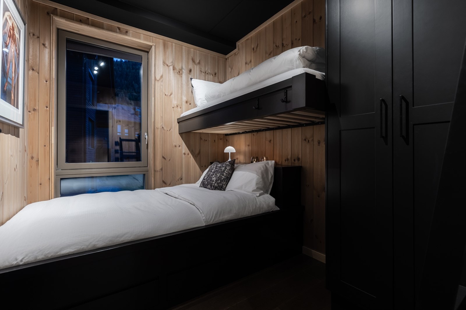 Soverom 3 oppgradert med plassbygget familiekøye (140x200cm + 75x200 cm) Det er lagringsplass under sengen og i sengegavl, samt plassbygget garderobeskap. Galleribilde