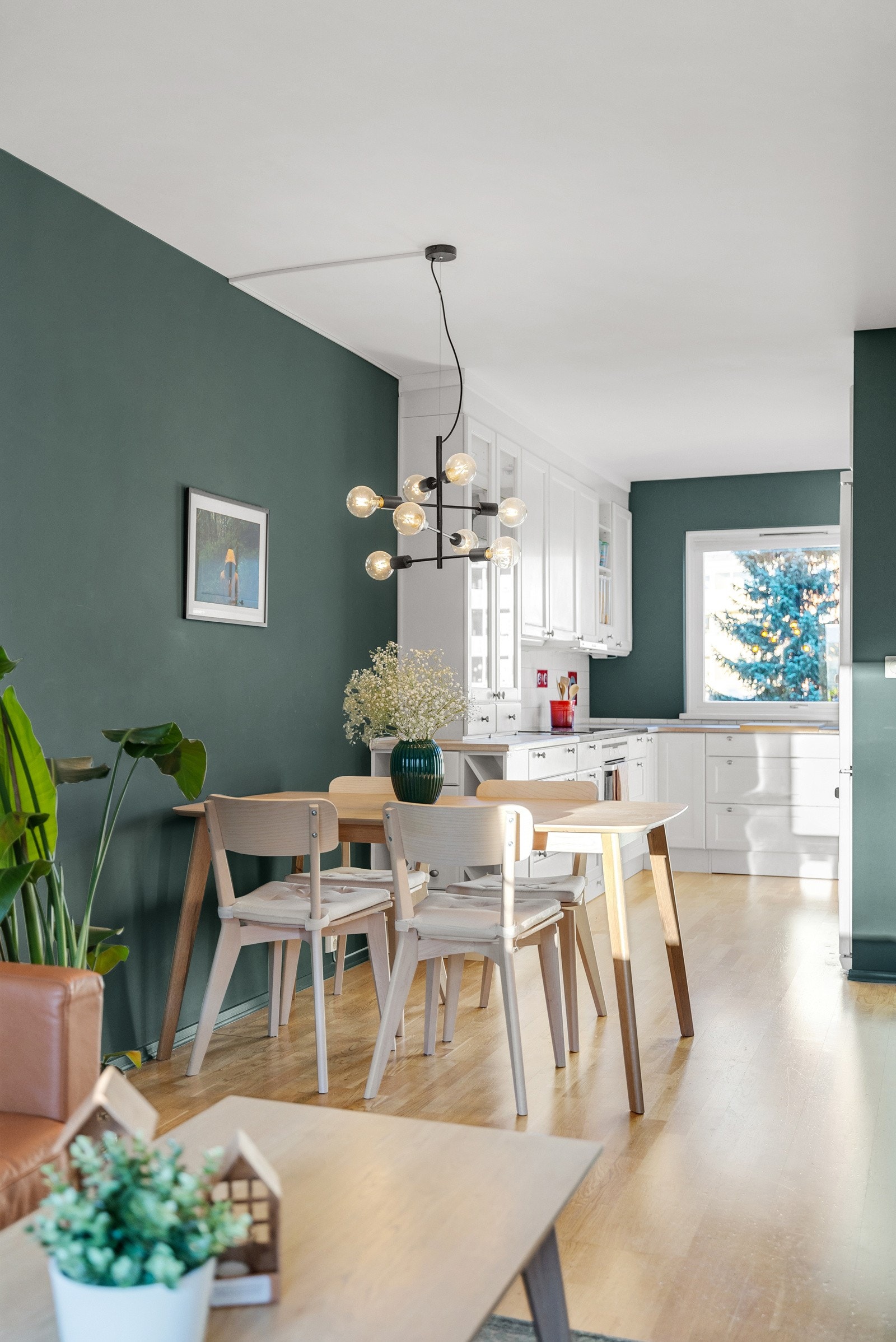 Her er det god plass til å samle venner og familie til sosiale sammenkomster. Galleribilde