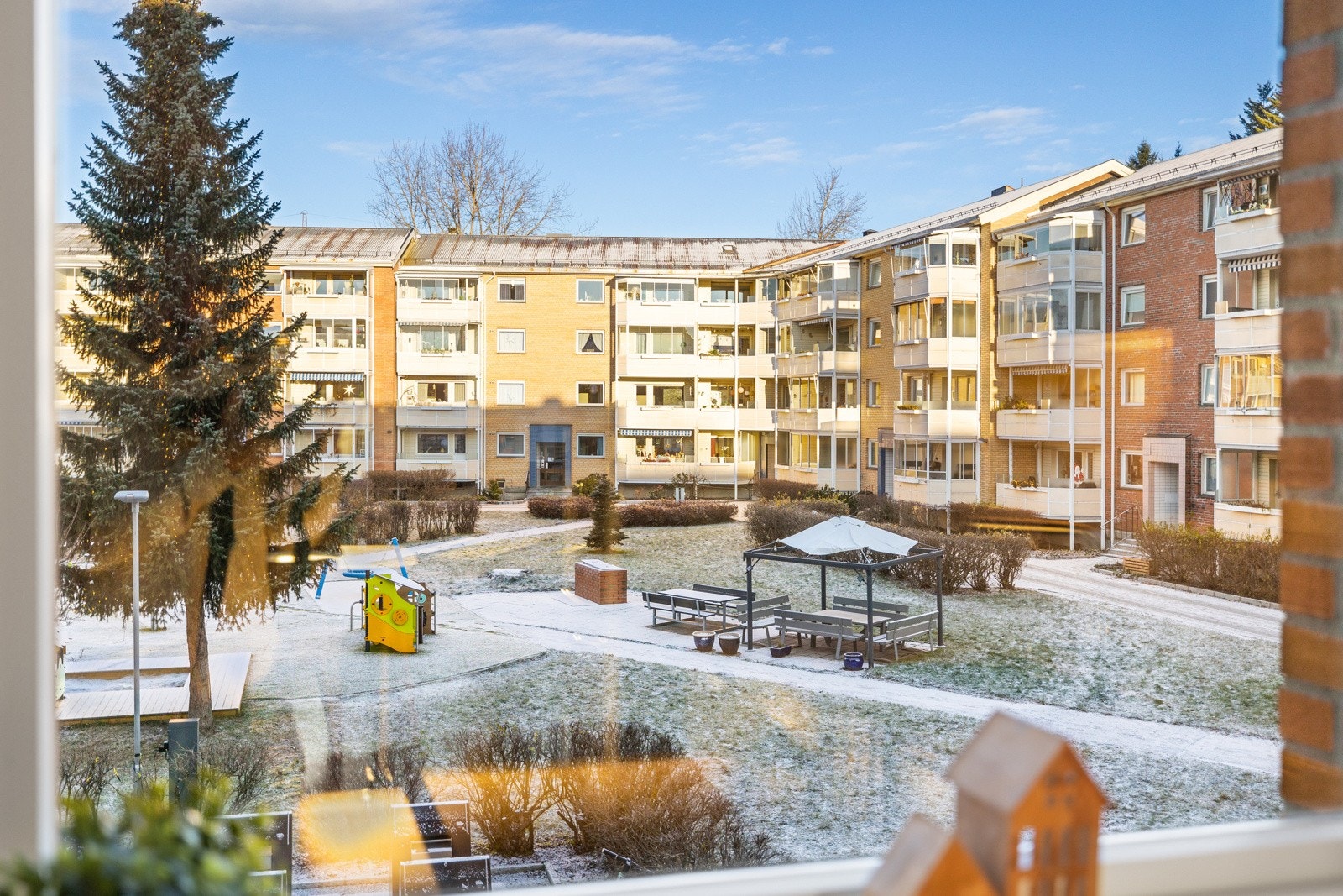 Pent opparbeidet tomt med blant annet grøntarealer, busker og internstier. Galleribilde