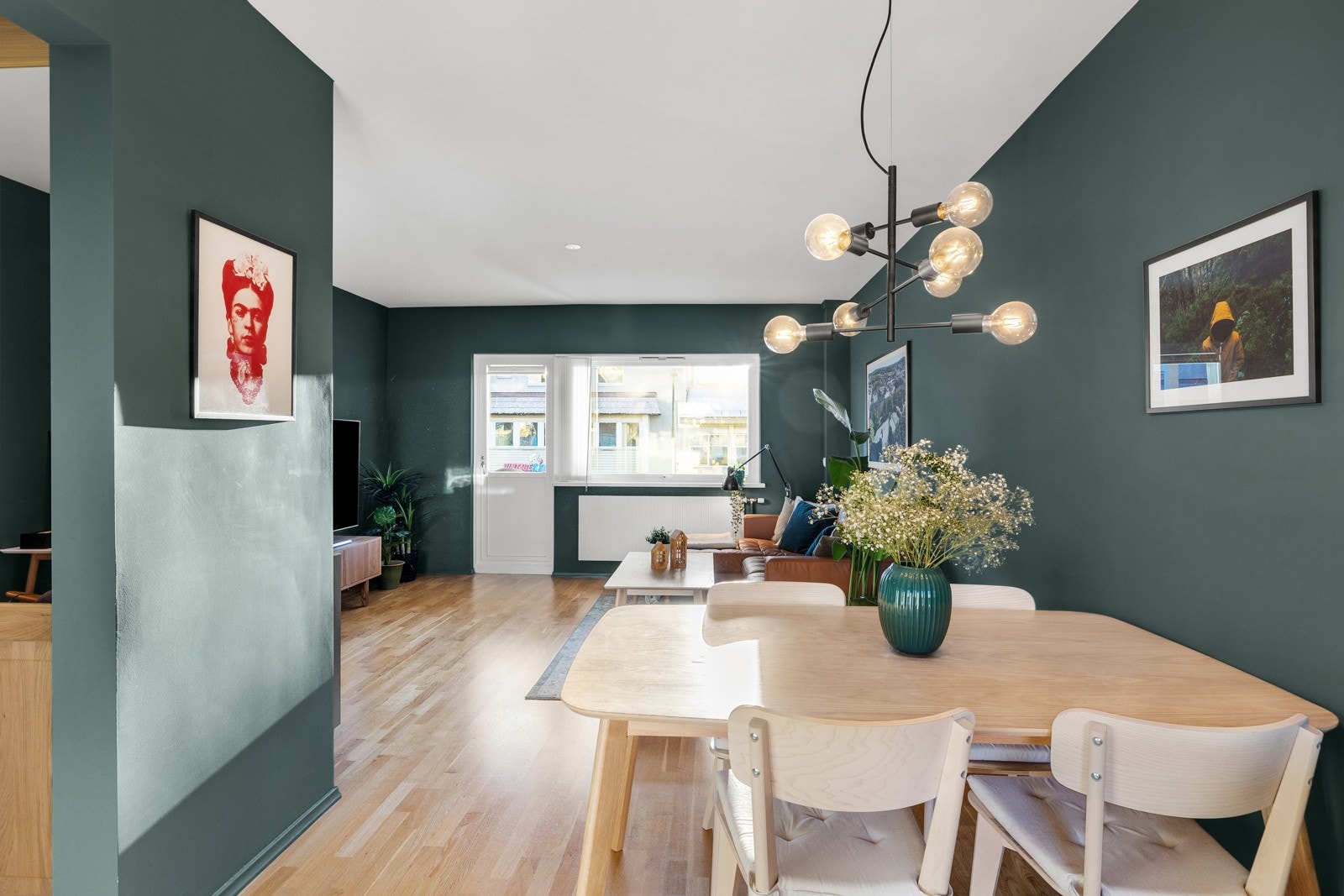 Romlig stue med god plass til både sofa og spisebord Galleribilde