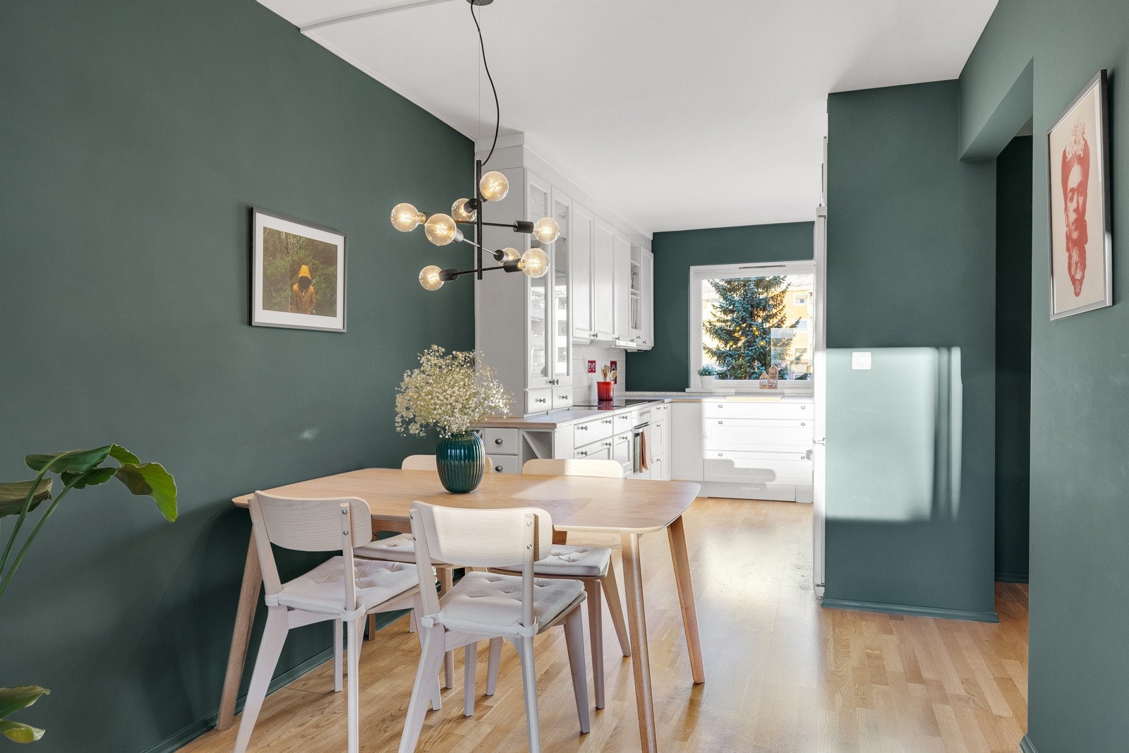 Spiseplassen har en naturlig plassering mellom sofaseksjon og kjøkken. Galleribilde