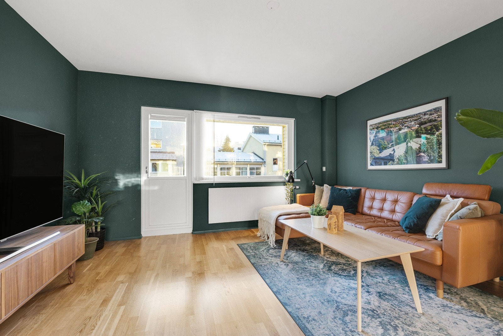 Godt lysinnslipp fra vinduer som skaper en behagelig atmosfære. Galleribilde