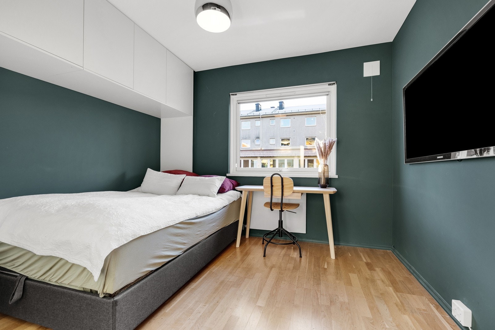 Soverom 1 er av god størrelse og har plass stor seng, kommode og annet ønsket møblement. Galleribilde