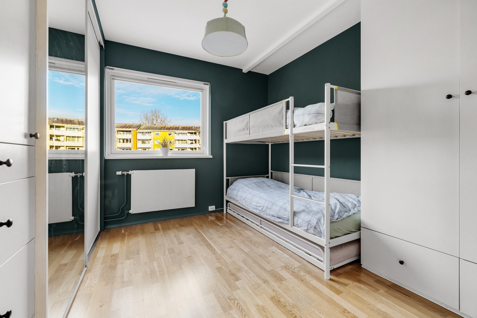 Soverom 2 er også av fin størrelse og byr på gode møbleringsmuligheter. Galleribilde