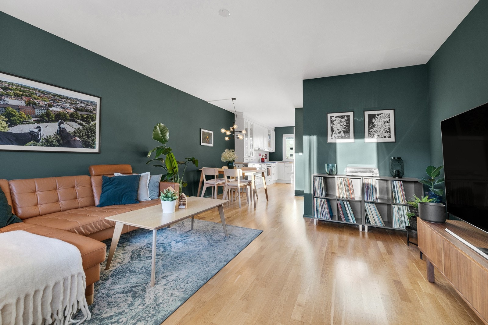 Stuen er meget innbydende med flotte fargevalg på vegger og velholdt 3-stavs parkett på gulv. Galleribilde